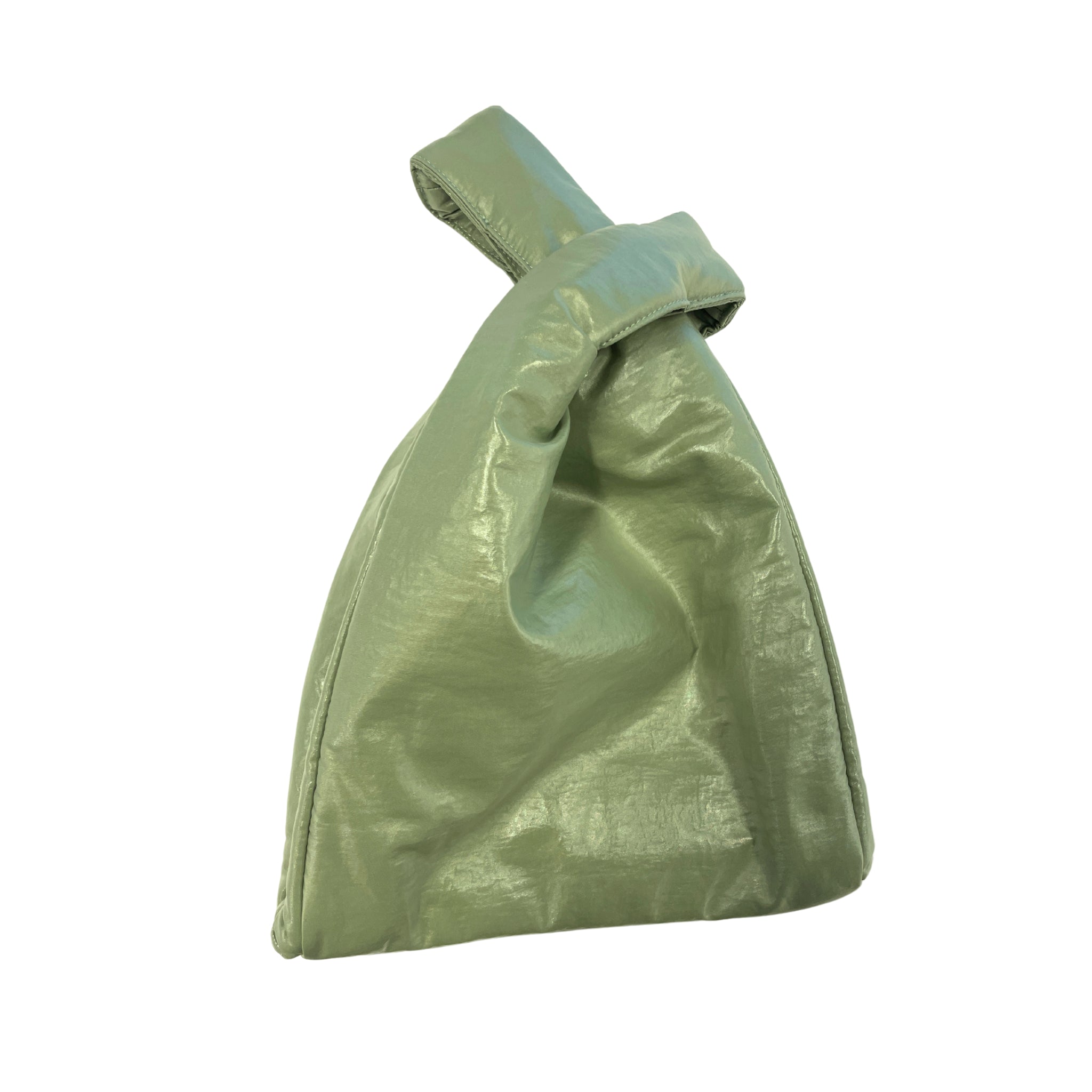 Een glanzende, gestructureerde matchagroene Caro Handtas Chubby puffertas van Caro Antwerp met een uniek geknoopt handvat, afgebeeld tegen een witte achtergrond.