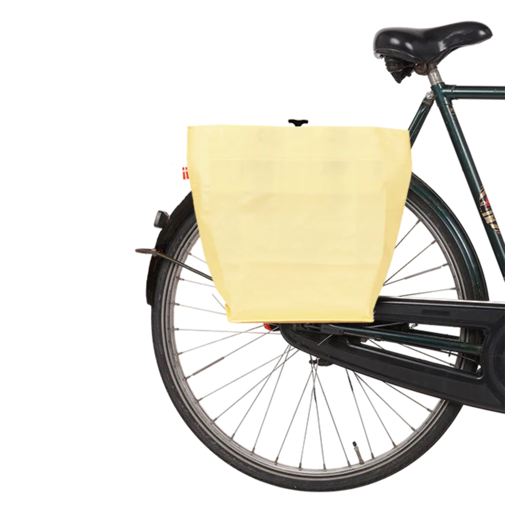 Een zwarte fiets met een grote Cobags Fietstas 2.0 Zonnegeel aan het achterwiel, die een deel van het achterframe bedekt en naar beneden doorloopt tegen een effen witte achtergrond.