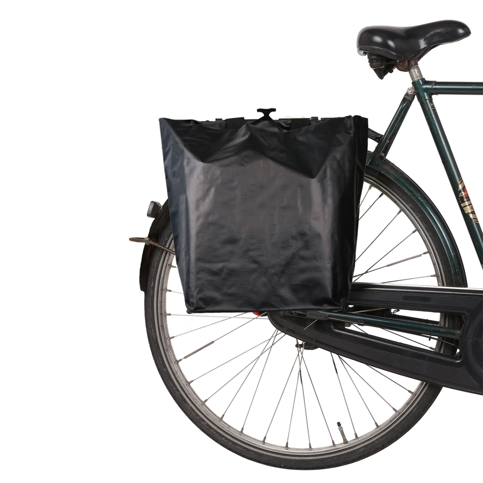 Een Cobags Fietstas 2.0 Zwart van Cobags is bevestigd aan de bagagedrager van het achterwiel van een fiets met een zwart zadel, weergegeven tegen een witte achtergrond.