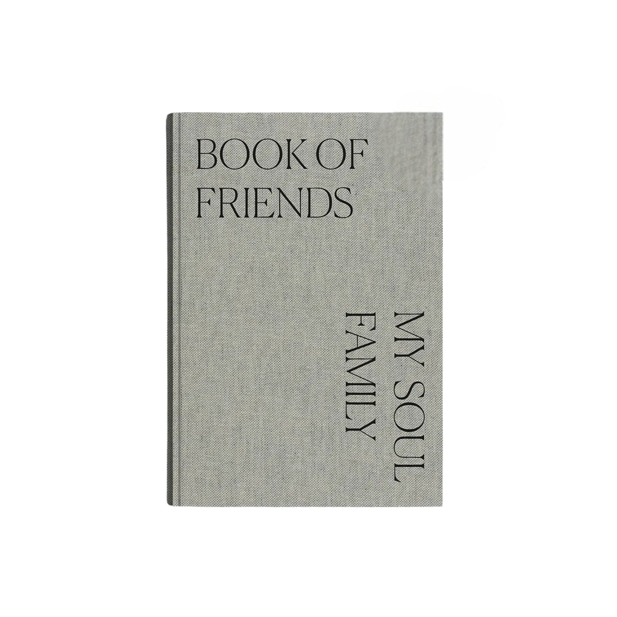 Het Cozy Publishing Book of Friends Notitieboek is een grijs hardcover vriendenboek met vetgedrukte zwarte titels "BOOK OF FRIENDS" en "MY SOUL FAMILY", ideaal voor het vastleggen van herinneringen, van Cozy Publishing, geïsoleerd op een witte achtergrond.