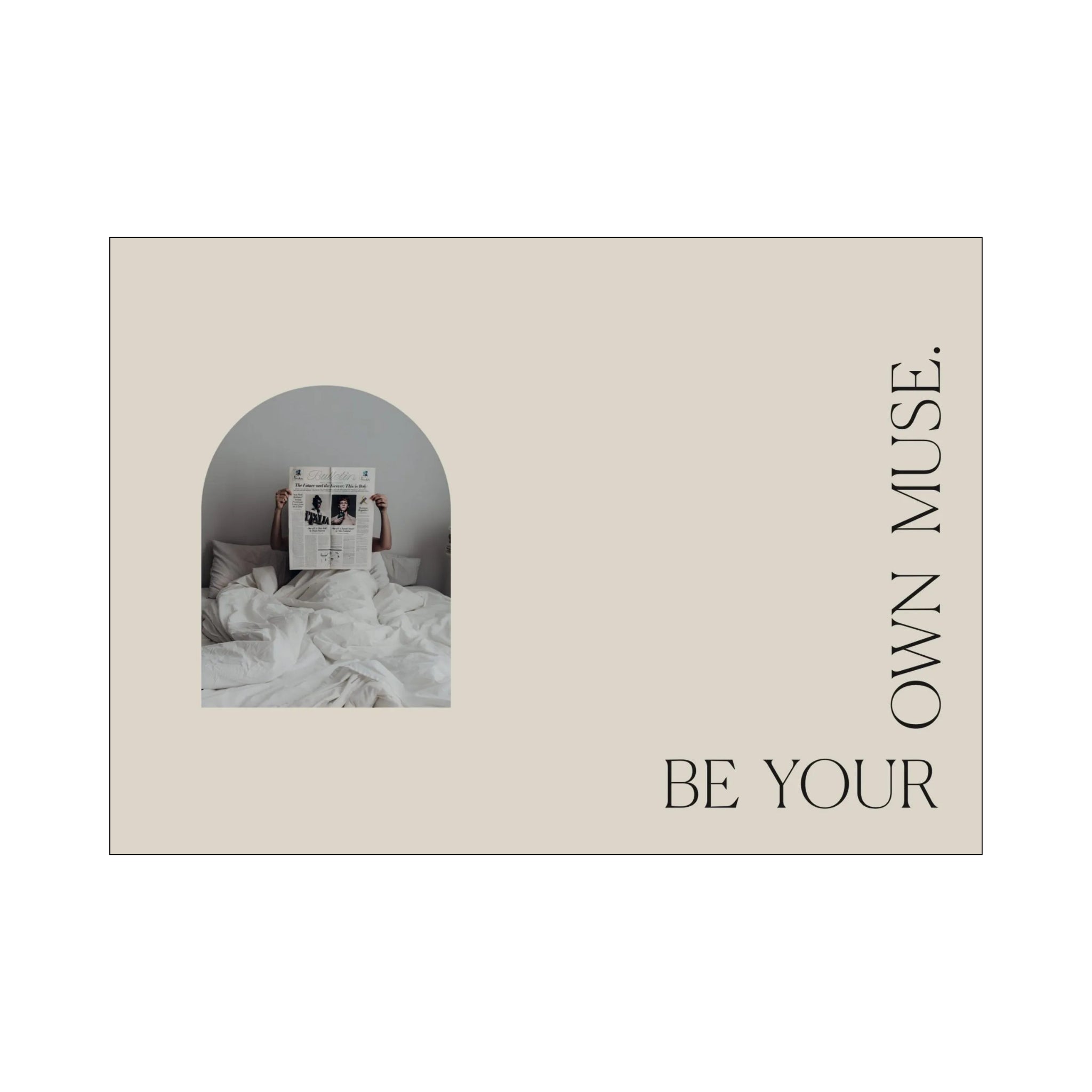 Een persoon zit op een verfomfaaid bed en houdt een krant omhoog, met "BE YOUR OWN MUSE." ernaast op een beige achtergrond - de geest van herinneringen vastleggen en individualiteit, geïnspireerd door Cozy Publishing Book of Friends Notitieboek.