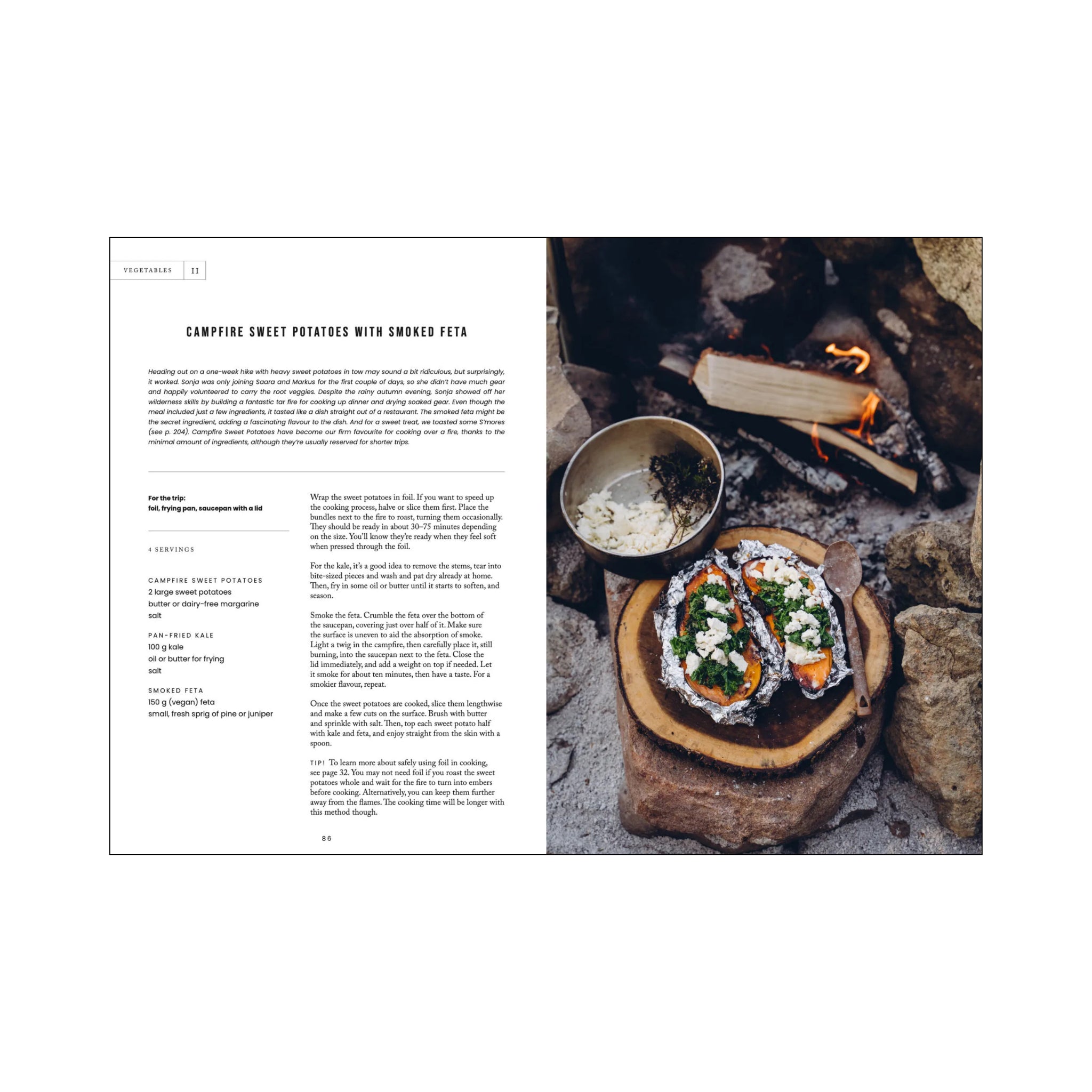 Een foto uit het Cozy Publishing Kookboek Eten Over Het Kampvuur toont kampvuur zoete aardappelen en gebakken zoete aardappelen met feta - heerlijke buitenkoken en kampvuur recepten van Cozy Publishing voor je volgende avontuur.