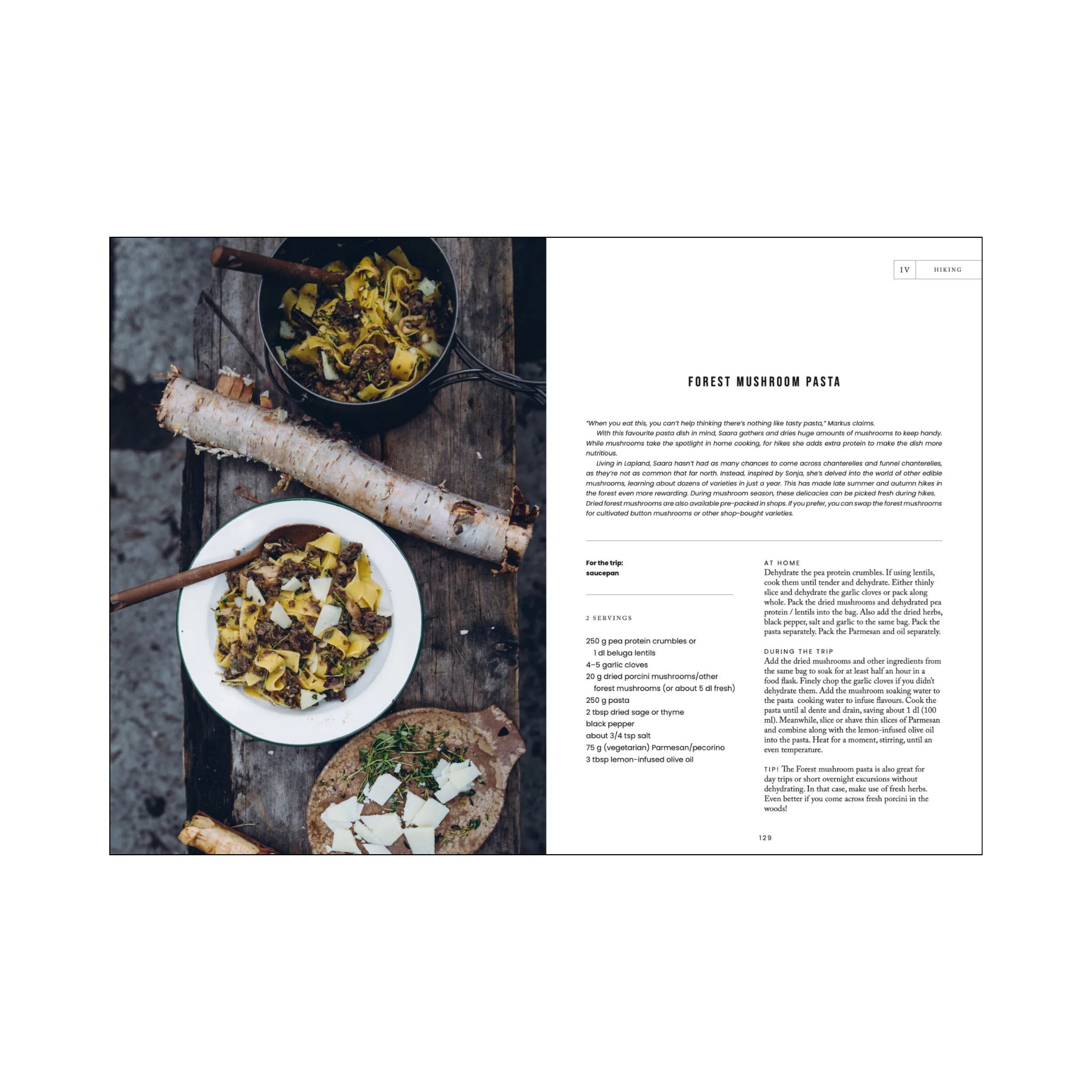 Een spread uit het Cozy Publishing Kookboek Eten boven het kampvuur toont een bospaddenstoelenpastarecept naast een rustiek buitentafereel met pasta, berkenstammen en kaas, die de vegetarische charme van alfresco koken oproept.