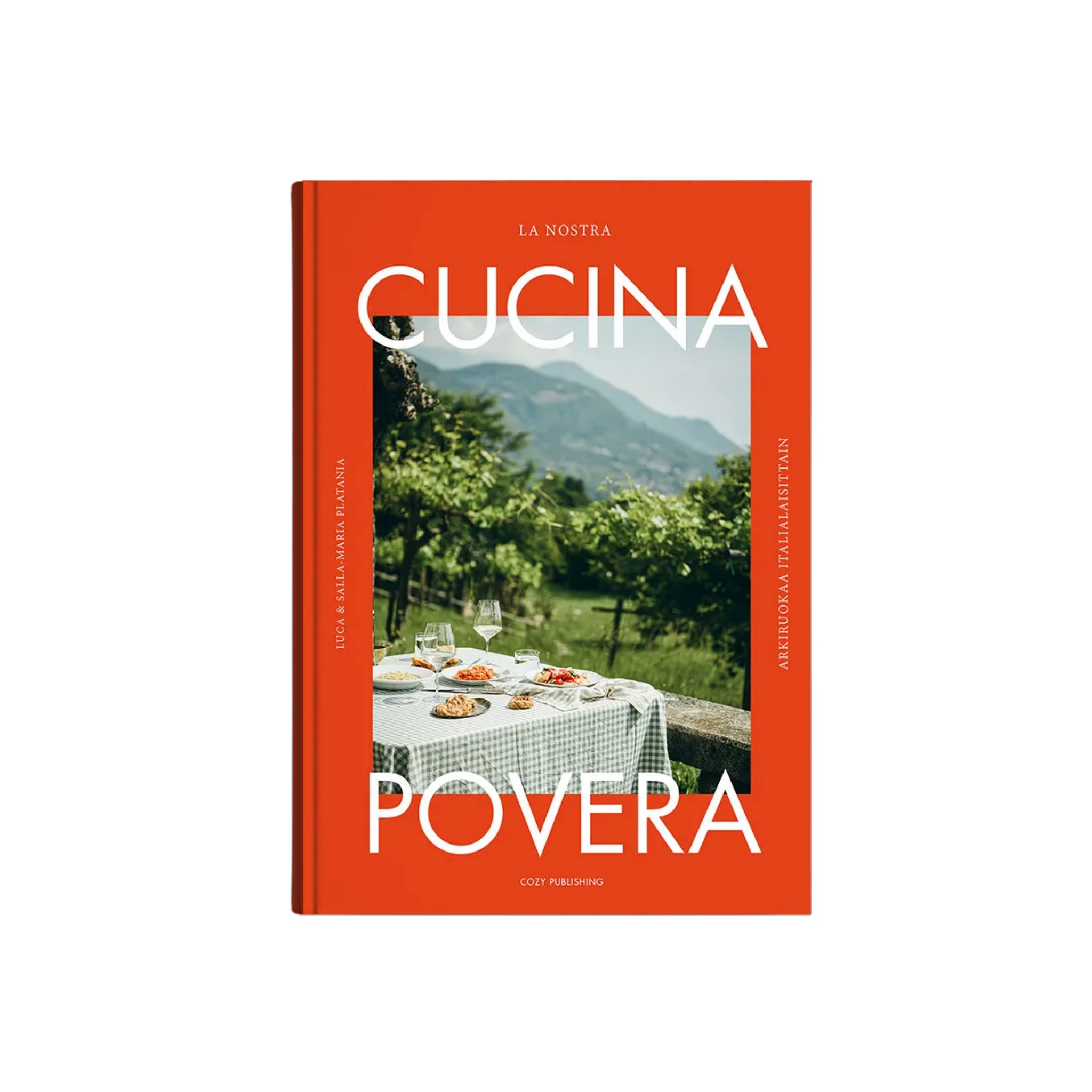Het La Nostra Cucina Povera Kookboek van Cozy Publishing heeft klassieke Italiaanse recepten en een oranje omslag, buiten afgebeeld op een geruit doek met bomen en bergen op de achtergrond.
