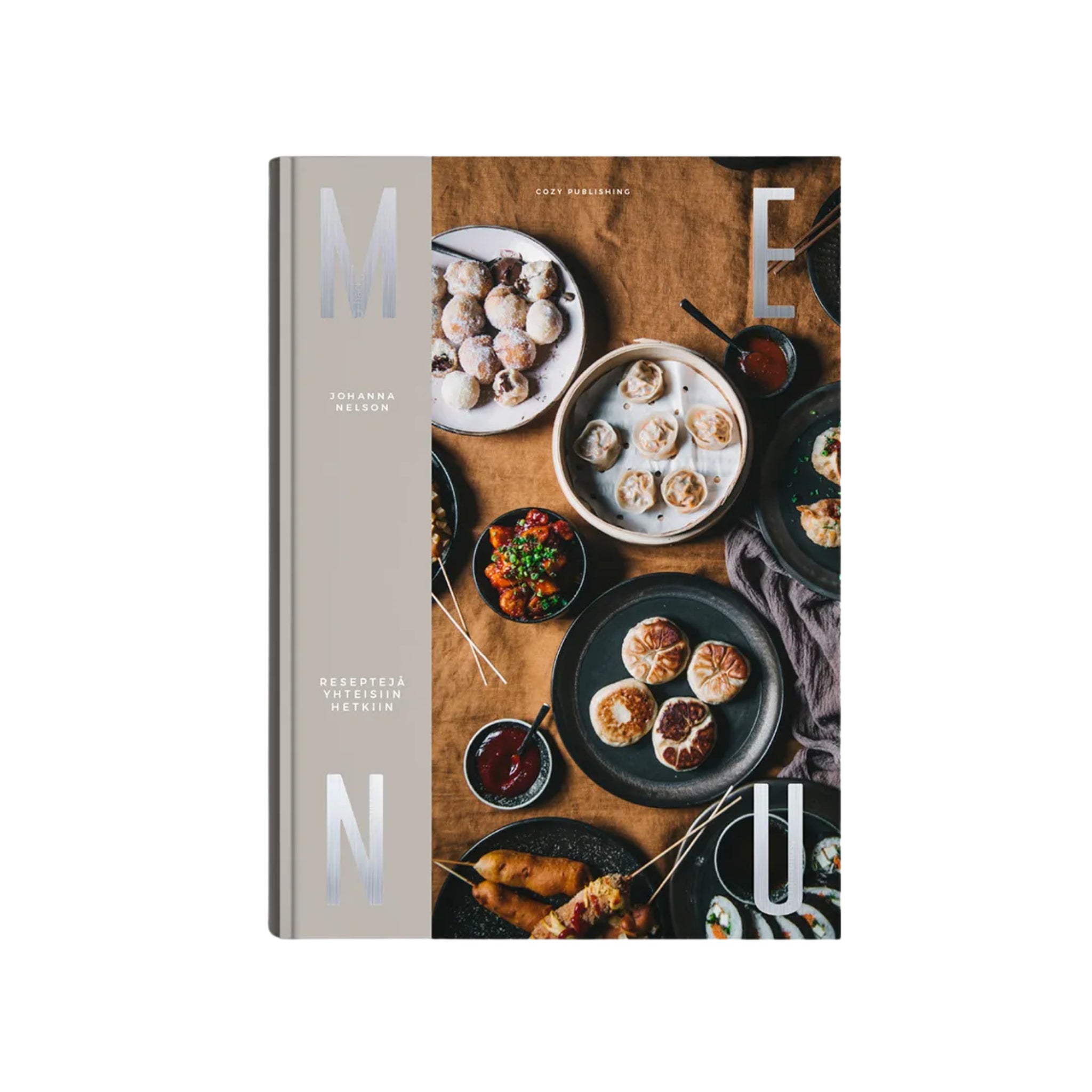 De cover van Cozy Publishing Menu Recipes For Shared Moments Kookboek toont knoedels en spiesjes in Aziatische stijl op een bruin tafelkleed, met de naam van auteur Joanna Helin aan de zijkant, wat haar liefde voor lifestyleboeken benadrukt.