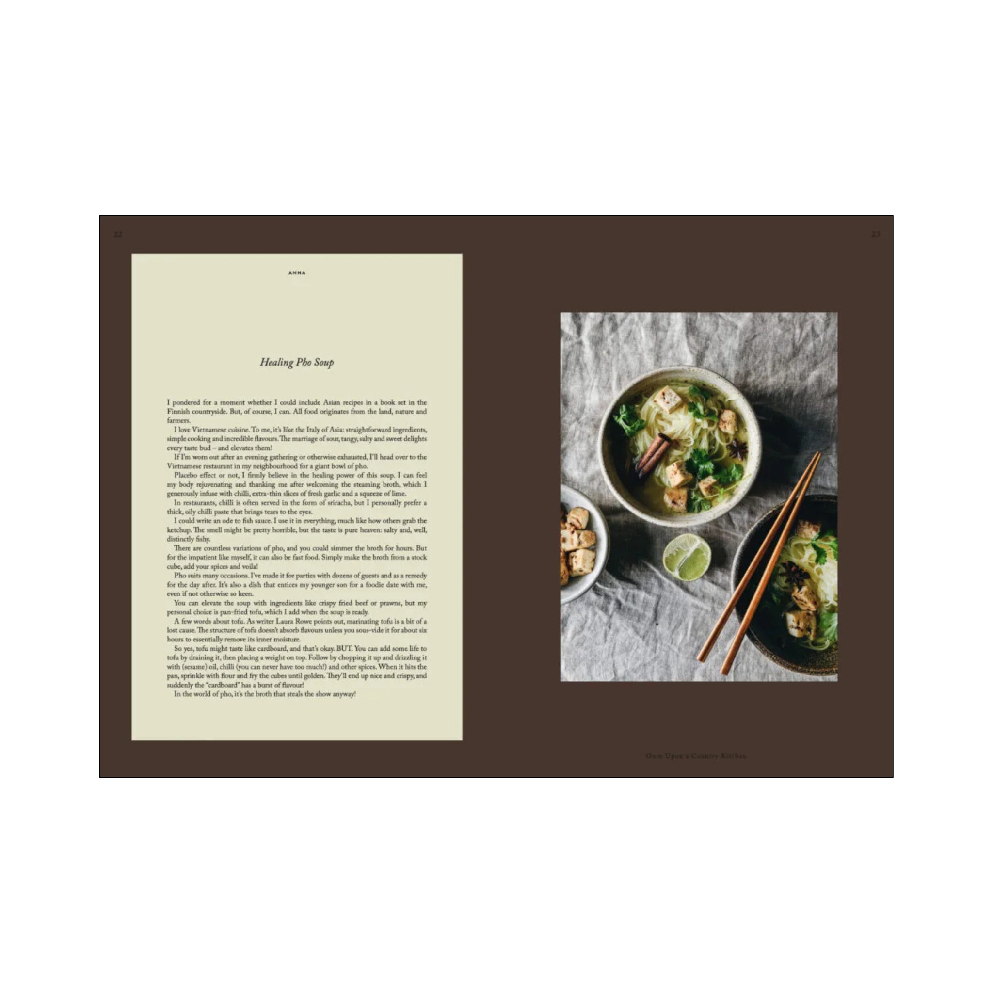 Een spread uit het Cozy Publishing Once Upon A Country Kitchen Kookboek toont links tekst en rechts een foto van noedelsoep met tofu, kruiden, limoen, eetstokjes en kleine garnituurkommen-een gezellig boerderij kooktafereel.