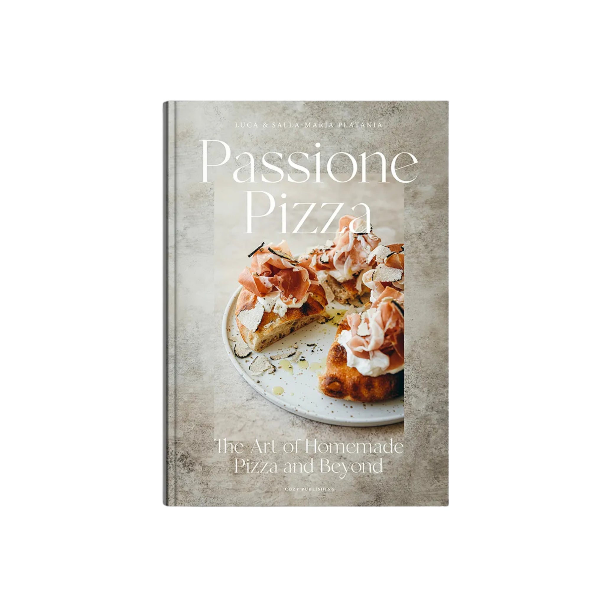 Op de cover van het Passione Pizza Kookboek van Cozy Publishing staat een bord heerlijke zelfgemaakte pizza met prosciutto en kaas op een rustieke achtergrond, waarmee de kunst van het Italiaanse pizza maken wordt benadrukt.