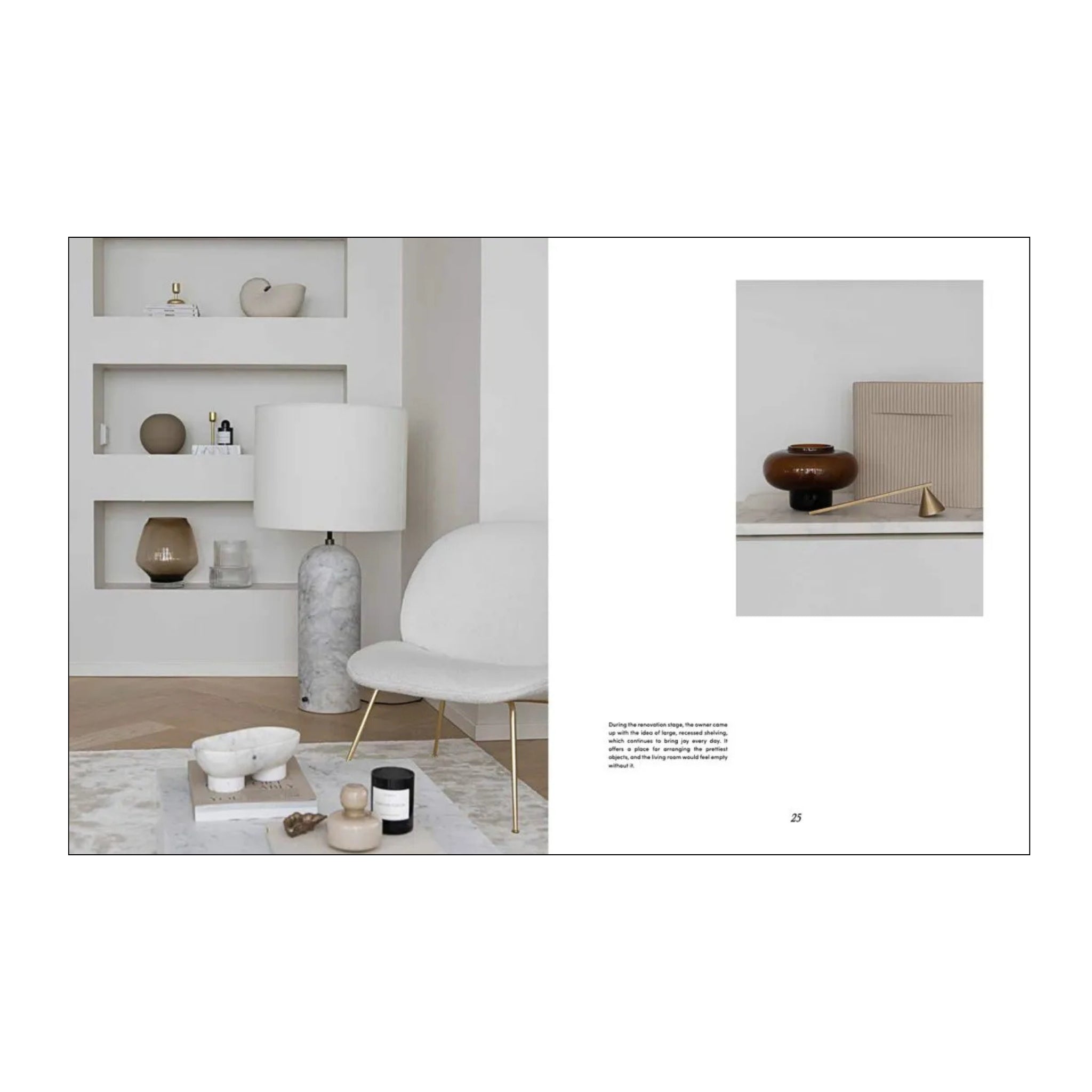 Een moderne woonkamer met een witte stoel, marmeren lamp en inrichting straalt Scandinavische esthetiek uit; hiernaast staat een minimalistische foto en tekst uit het Cozy Publishing Soft Nordic Boek - een onmisbaar interieur koffietafelboek.
