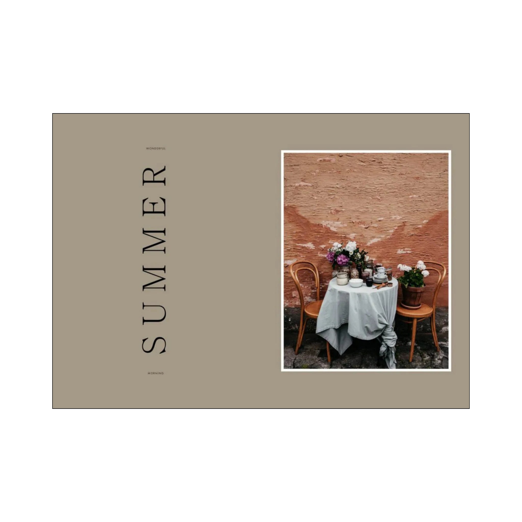 Een tafeltje voor twee met een blauw tafelkleed, bloemen en een theeserviesje staat bij een perzikkleurige muur en doet denken aan een scène uit het Cozy Publishing Wonderful Morning Kookboek. "ZOMER' staat verticaal aan de linkerkant van de afbeelding.