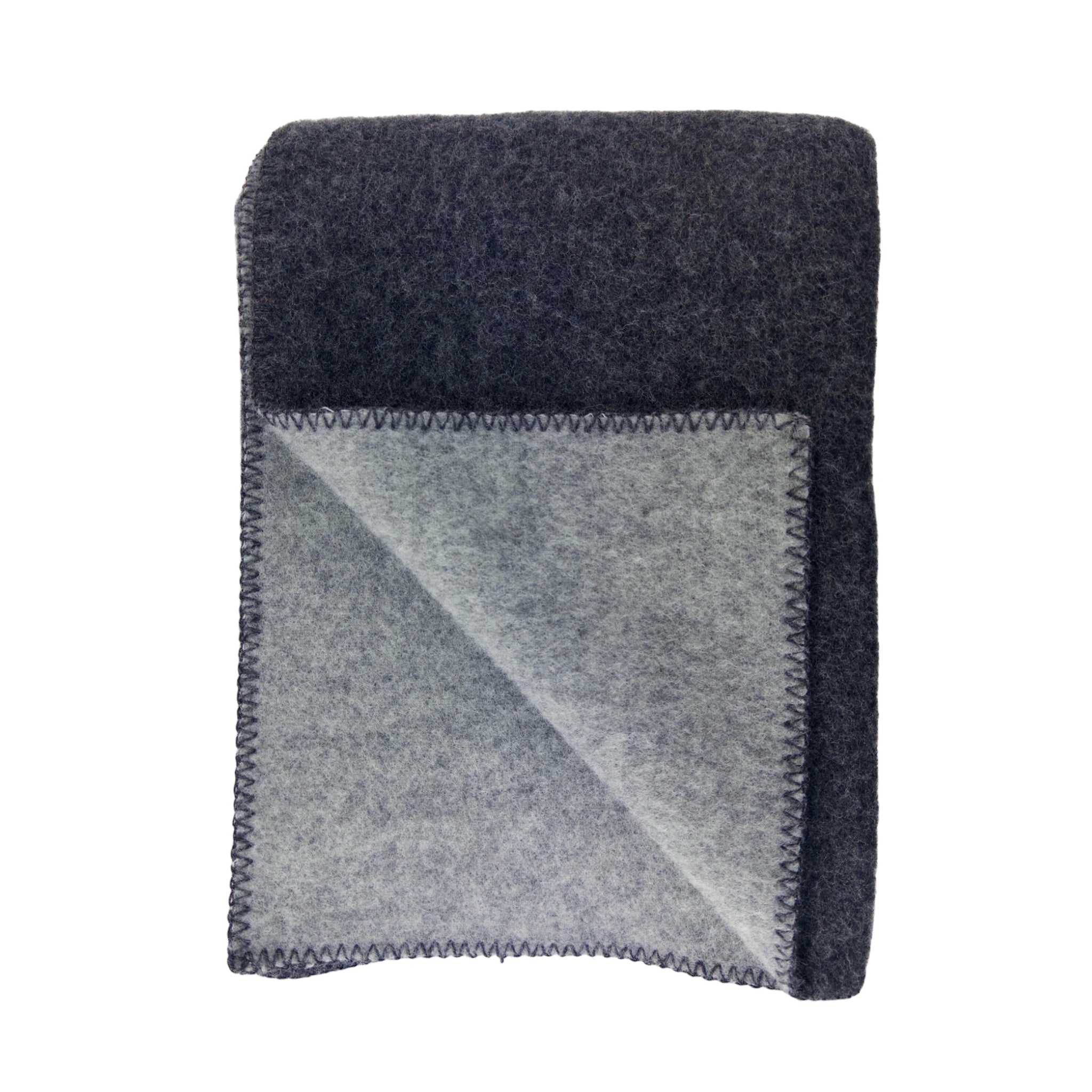 De D&T Design Doubleface Plaid Wol Grijs/Antraciet 130/180 is een netjes gevouwen, puur wollen deken in donkergrijs en lichtgrijs, met een zichtbare gestikte rand, gemaakt door D&T Design.