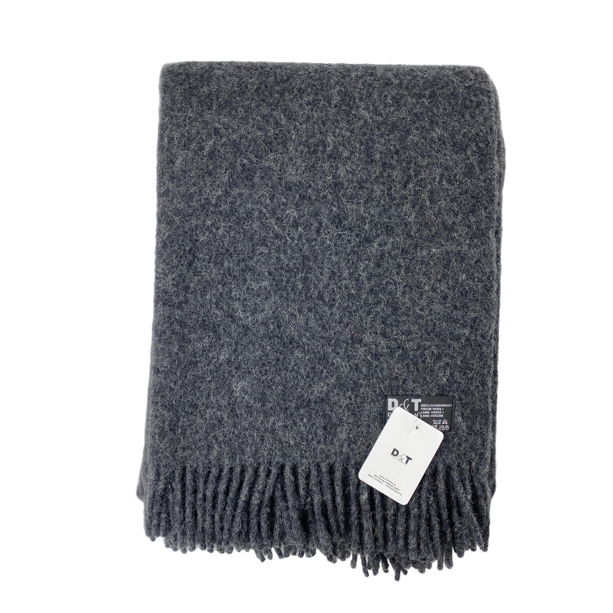 De D&T Design Plaid Wol Antraciet 130/180 is een donkergrijze wollen deken met franjes en een wit label in een hoek, tegen een effen witte achtergrond. Merk: D&T Design.
