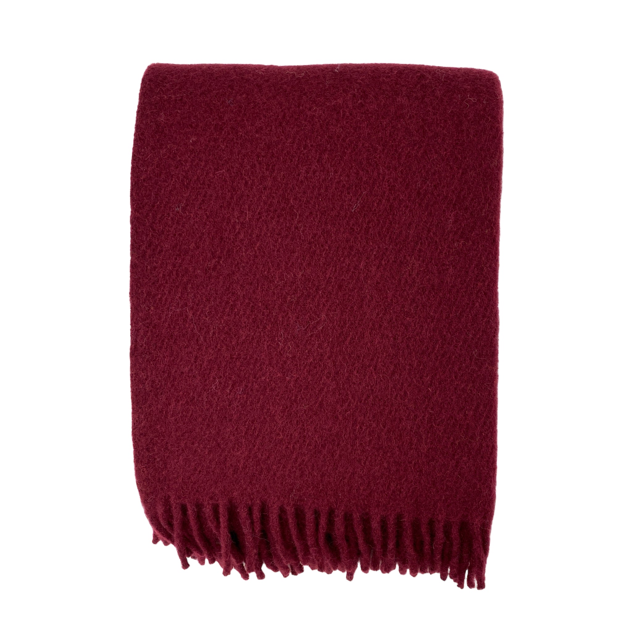 Een netjes opgevouwen D&T Design Plaid Wol Bordeaux 130/180 deken, dieprood van kleur met franjes, wordt getoond tegen een witte achtergrond.