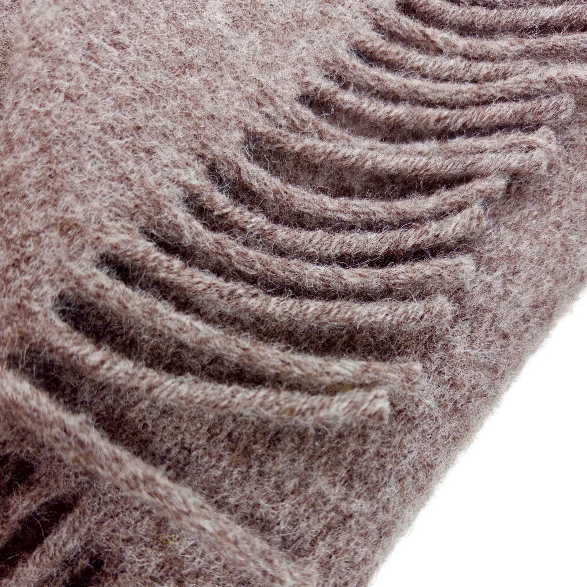 Close-up van D&T Design Plaid Wol Bruin 130/180 van D&T Design, met gestructureerde, pluizige rozebruine zuivere wol met gelijkmatig verdeelde diagonaal uitgesneden splitten. De afbeelding laat het zachte, vezelige materiaal en de hoogwaardige kwaliteit zien.