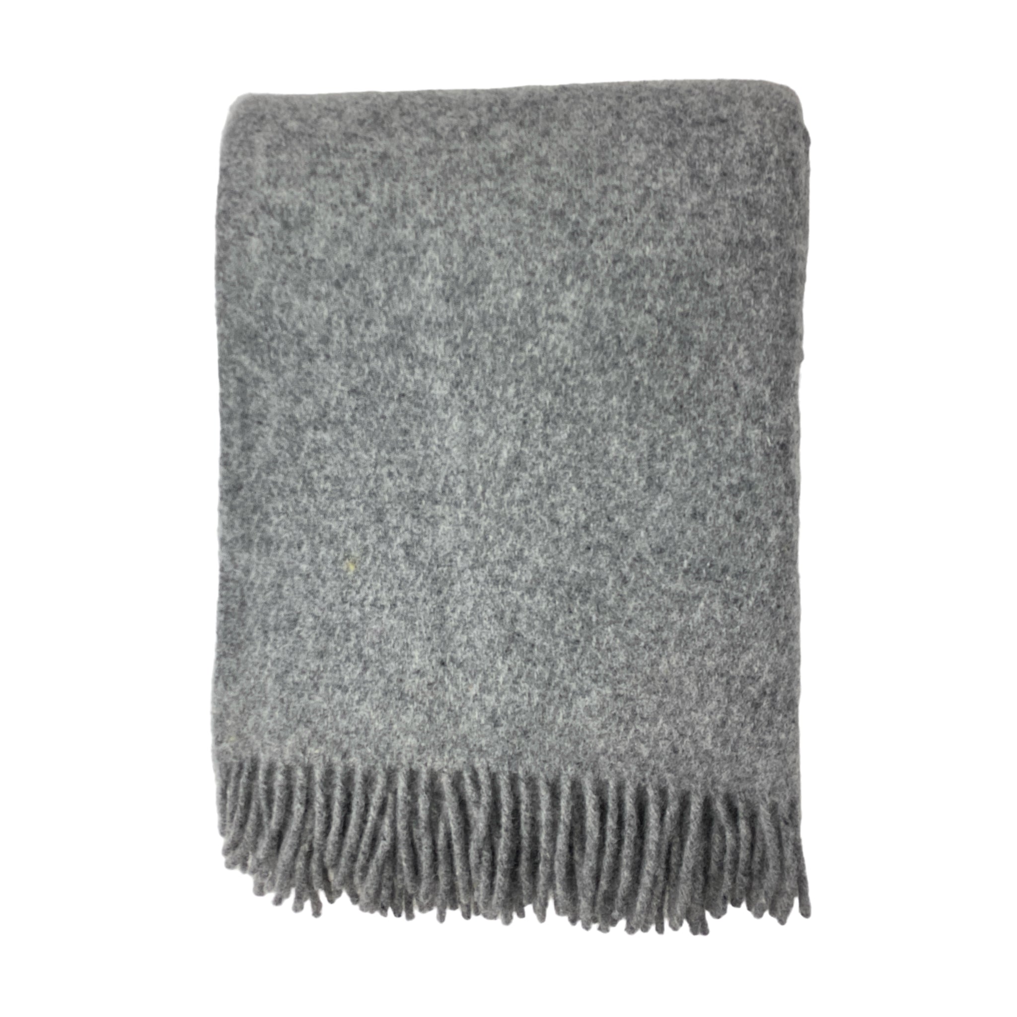 De D&T Design Plaid Wol Grijs 130/180 is een netjes gevouwen grijze wollen deken van eersteklas Nieuw-Zeelandse wol, met franje langs één rand en afgebeeld tegen een witte achtergrond.