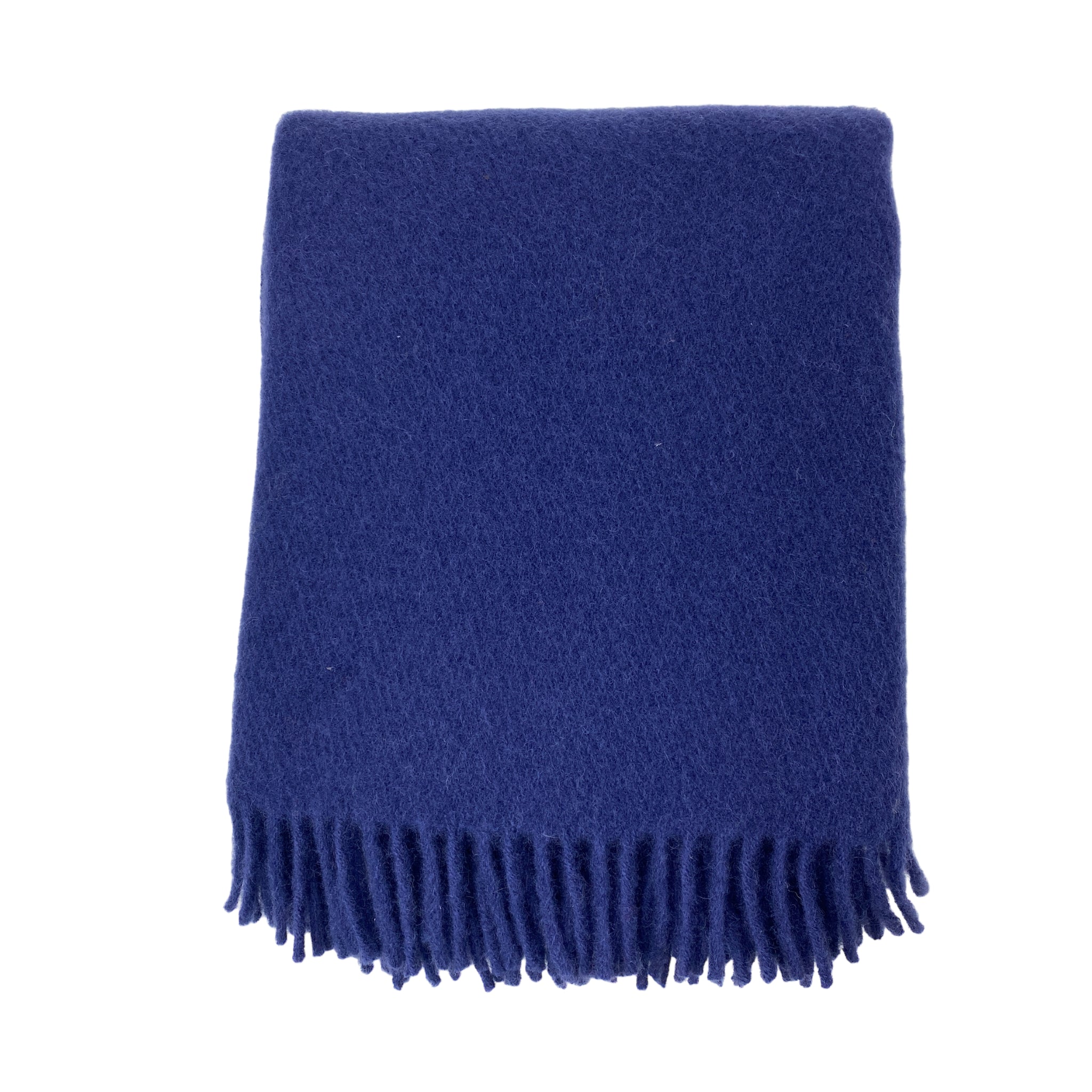 Een gevouwen D&T Design Plaid Wol Marineblauw 130/180, pure wol in diepblauw met korte, dikke franjes langs de onderrand, wordt getoond op een witte achtergrond.