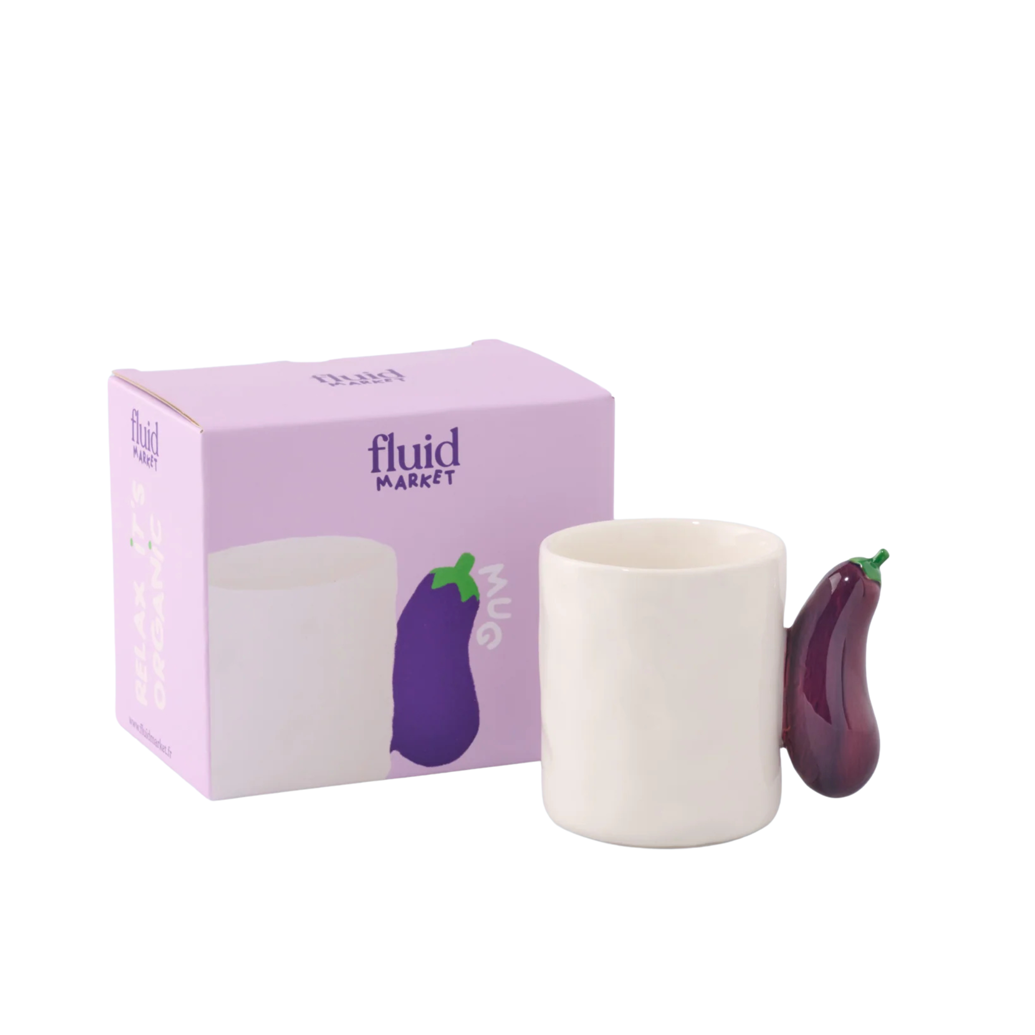 De Fluid Market Mok Aubergine, een witte mok van keramiek met een paars auberginevormig handvat, wordt getoond naast de roze en paarse Fluid Market doos, waarop het speelse ontwerp op de verpakking te zien is.