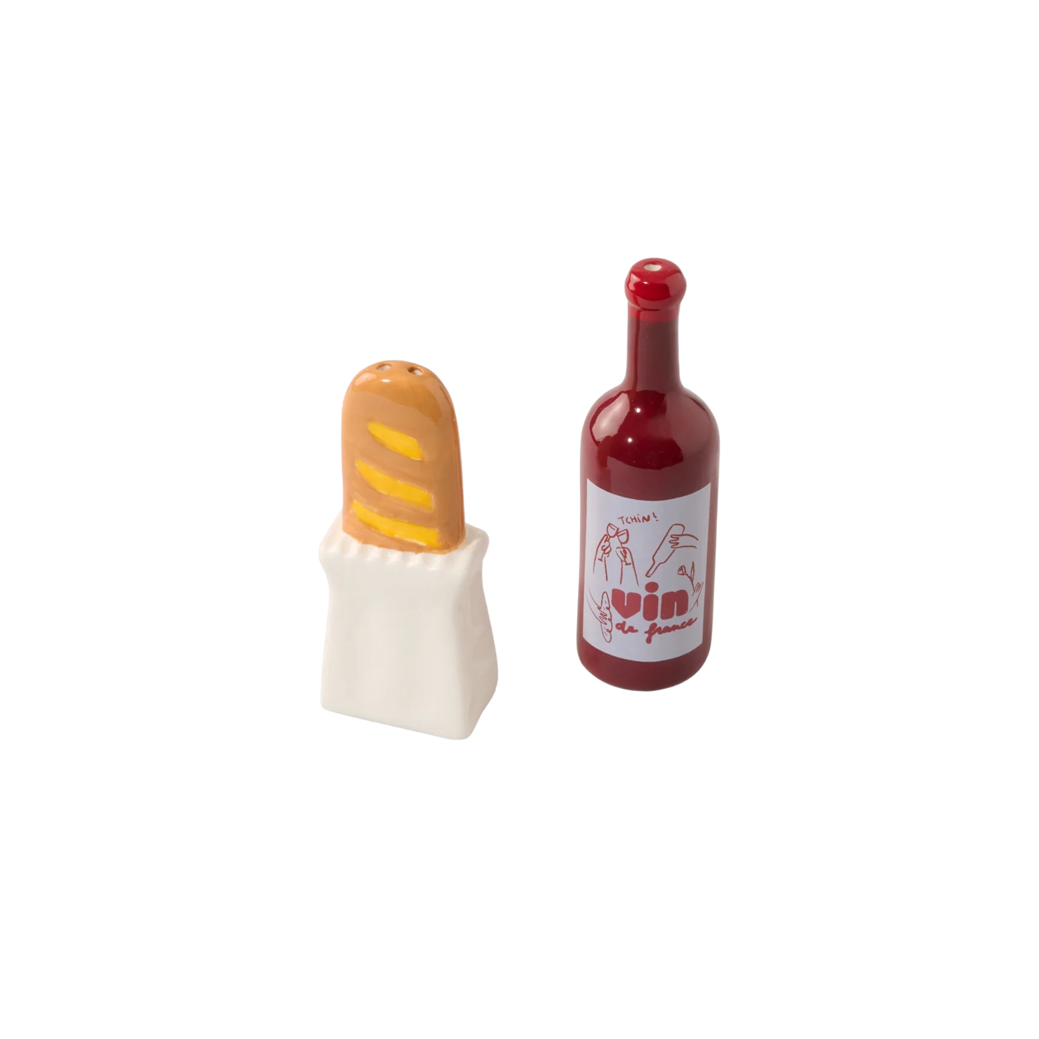 De Fluid Market Zout- en Pepervaatjes Baguette 2 st. set heeft twee keramische accenten-een baguette in een witte papieren zak en een rode wijnfles, beide rechtop tegen een witte achtergrond-perfect als uniek peper- en zoutstel.