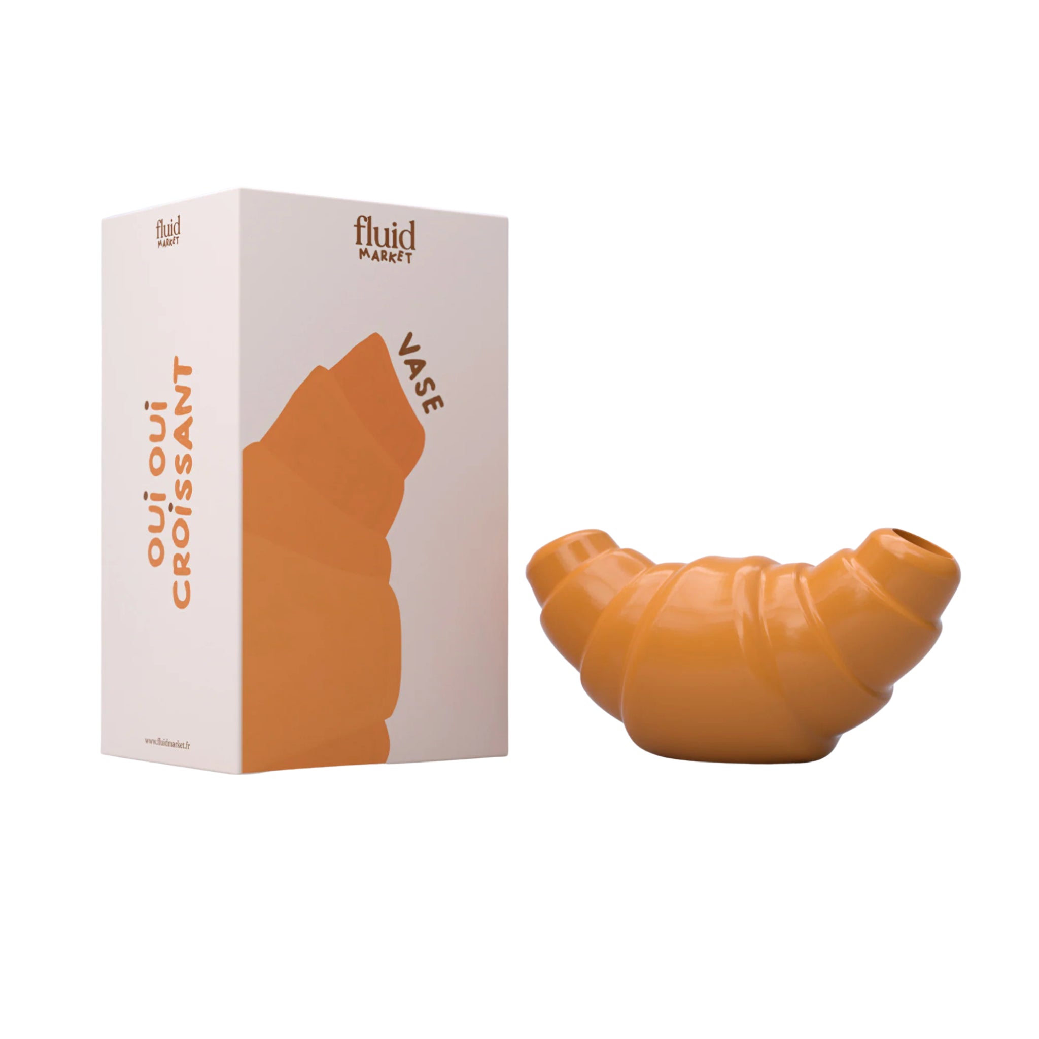 De Fluid Market Croissant Vaas, een keramieken vaas in warm oranje en croissantvormig design, wordt getoond naast de witte doos met de afbeelding van de vaas en het Fluid Market merk - ideaal voor een Frans interieur.