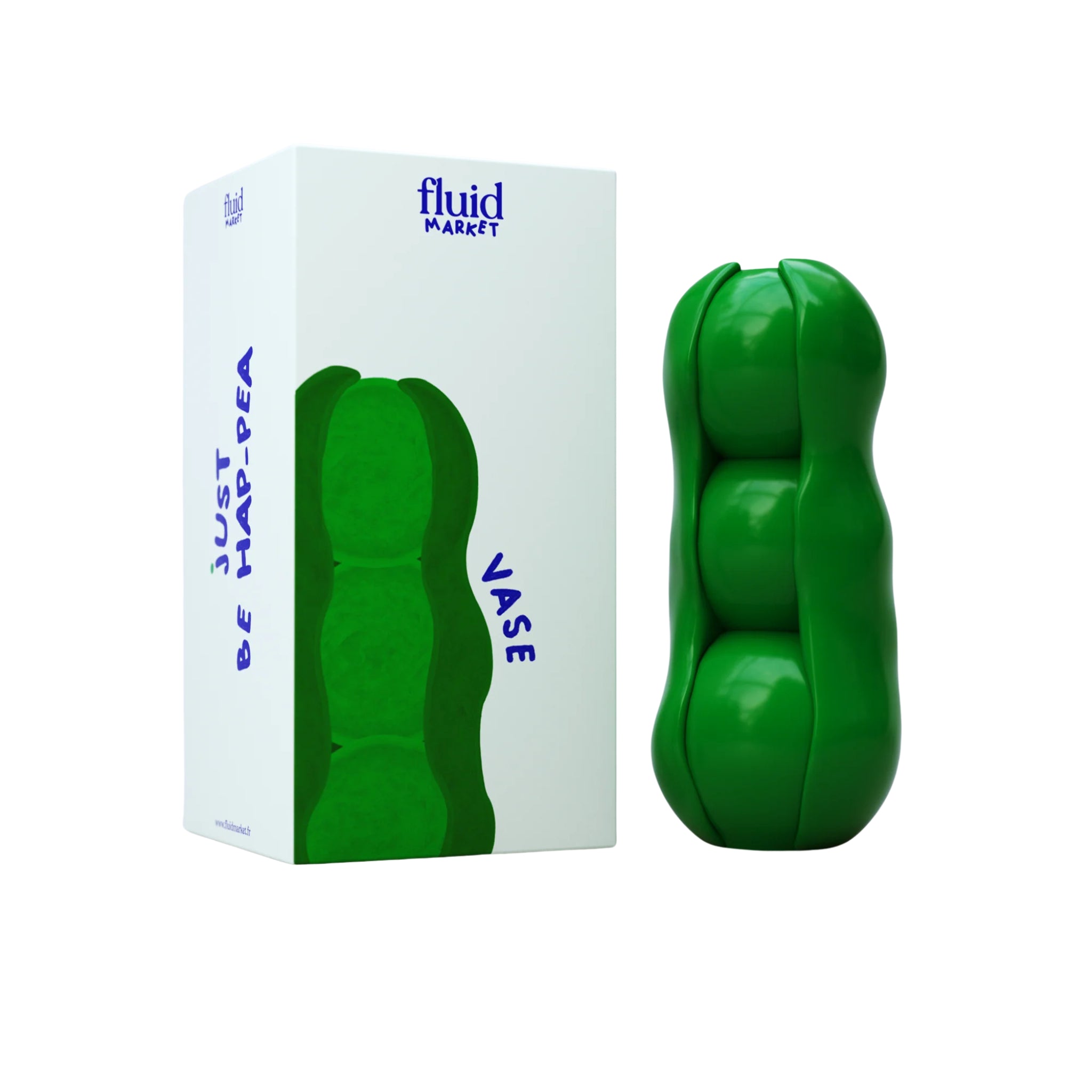 De Fluid Market Erwt Vaas, een groene vaas in de vorm van drie gestapelde erwten, wordt geleverd in een witte verpakking met een productafbeelding en blauwe tekst: "Fluid Market", "vaas" en "just be happ-pea". Ideaal voor fans van unieke keramieken objecten.