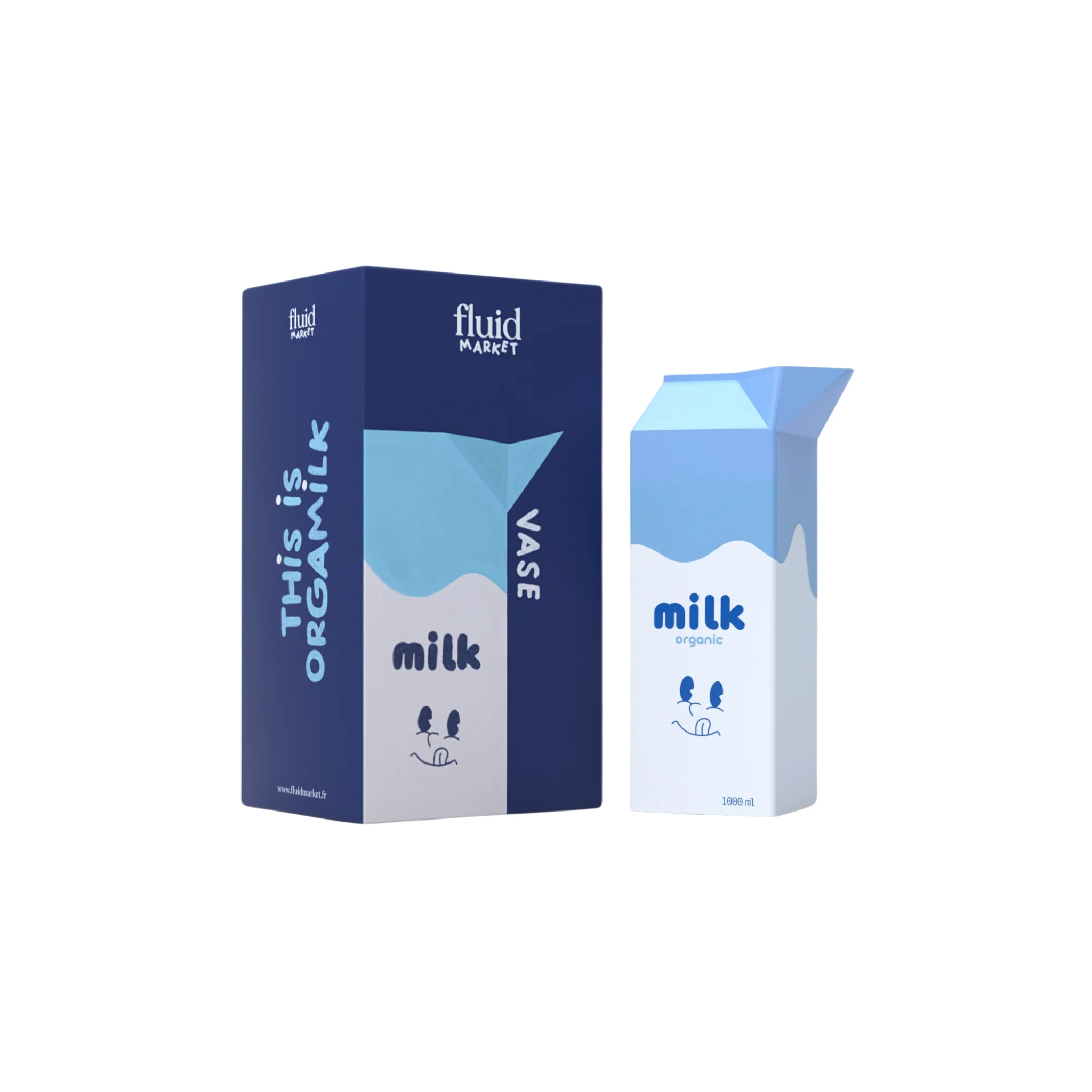De Fluid Market Melk Vaas, met zijn blauw-witte minimalistische ontwerp, is perfect als interieurdecoratie of in combinatie met een keramieken vaas voor een moderne touch.