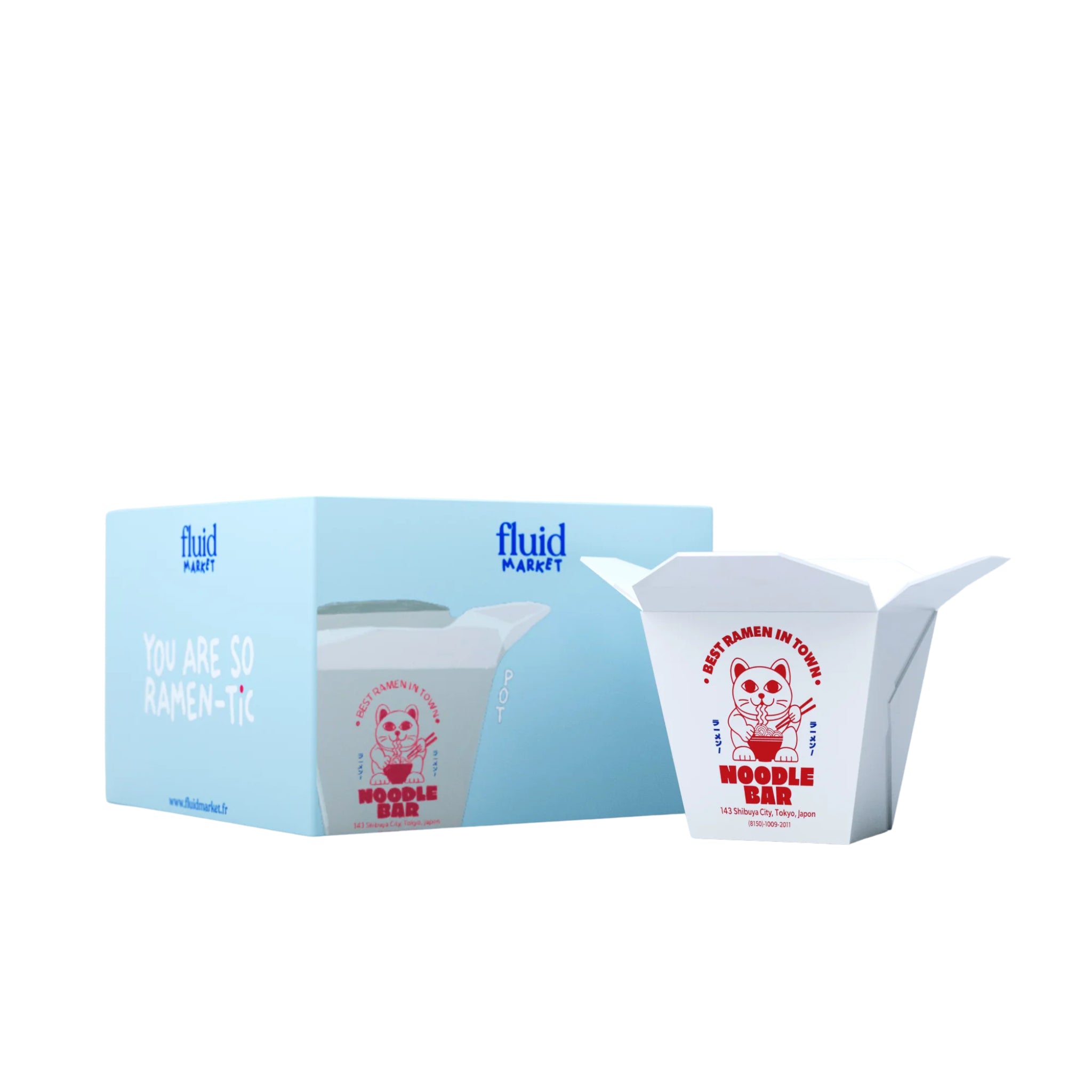 Een blauwe Fluid Market Ramen Pot staat naast een witte meeneempot met rode tekst en een afbeelding van een kat met de tekst "Best Ramen in Town Noodle Bar". Op de pot staat "You are so ramen-tic", geïnspireerd op de keramische ontwerpen van Frans en Ramen Vaas.