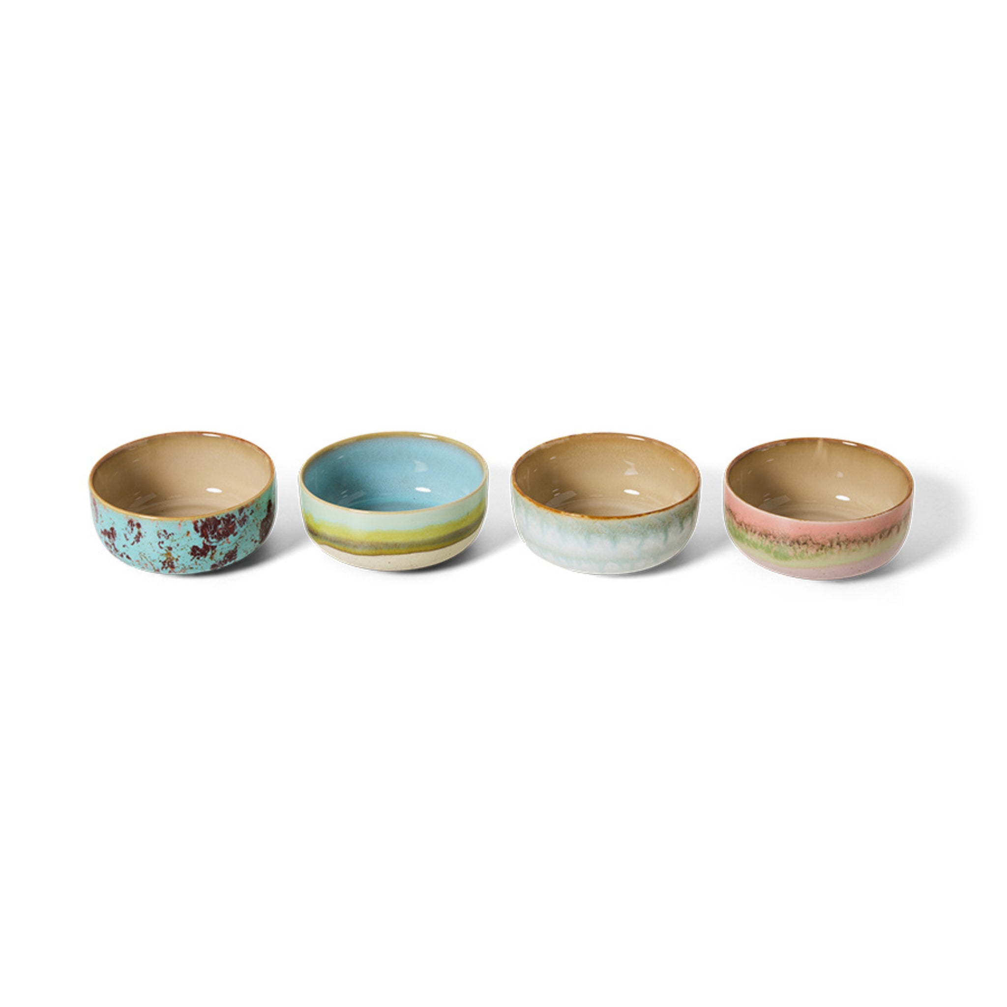 De HK Living 70s Ceramics Dessertkom Impression 4 st. set bestaat uit vier unieke pastelkleurige kommen met een bruine binnenkant, gerangschikt in een rij op een witte achtergrond, elk met de kenmerkende handgemaakte stijl van HK Living.