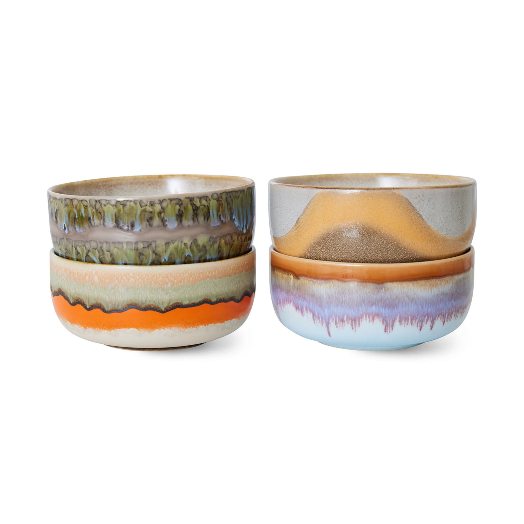 Vier HK Living 70s Ceramics Dessertkom Reef kommen worden getoond gestapeld in twee stapels; elke keramische kom heeft unieke, getextureerde glazuren en aardetinten geïnspireerd op jaren '70 design.