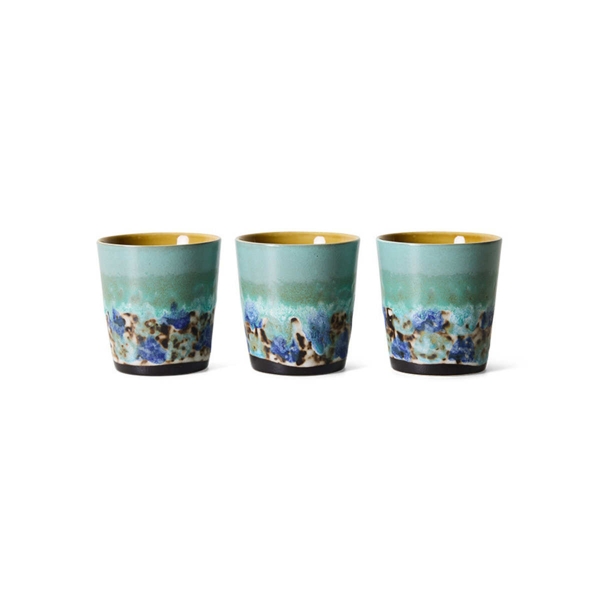 Drie HK Living 70s Ceramics Koffiekoppen Agave naast elkaar op een witte achtergrond