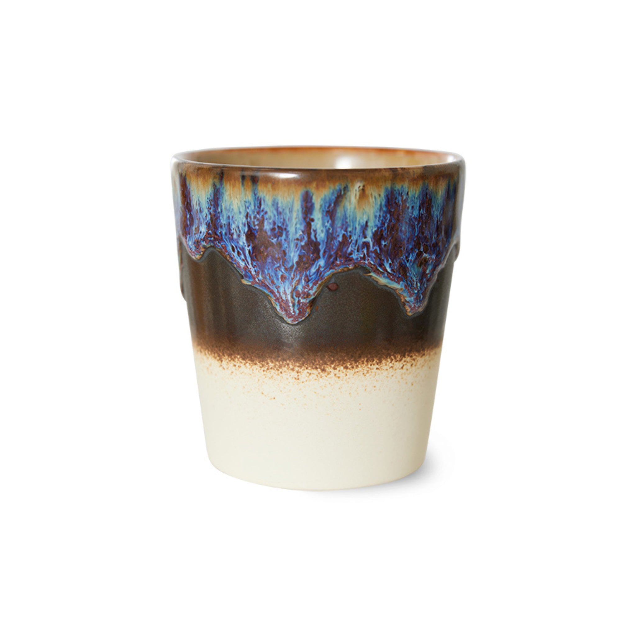 De HK Living 70s Ceramics Koffiekop Aurora heeft een witte basis, bruin midden en glanzend blauwpaars druipglazuur, geïnspireerd op retro design en gefotografeerd tegen een effen witte achtergrond.