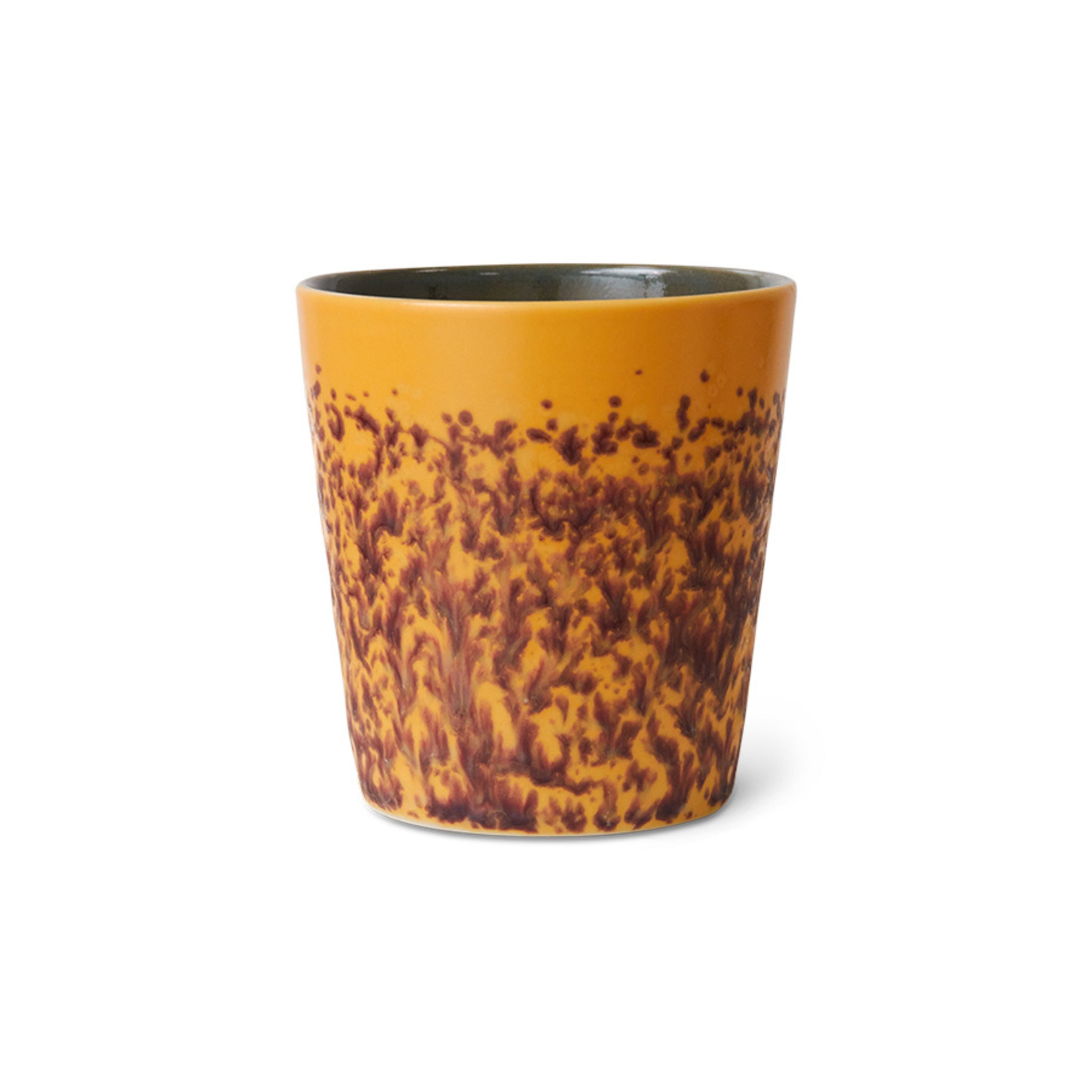 De HK Living 70s Ceramics Koffiekop Bay heeft een geel en bruin gemarmerd ontwerp, een gladde taps toelopende vorm en een glanzende afwerking, die retro stijl weerspiegelt. Afgebeeld tegen een effen witte achtergrond.