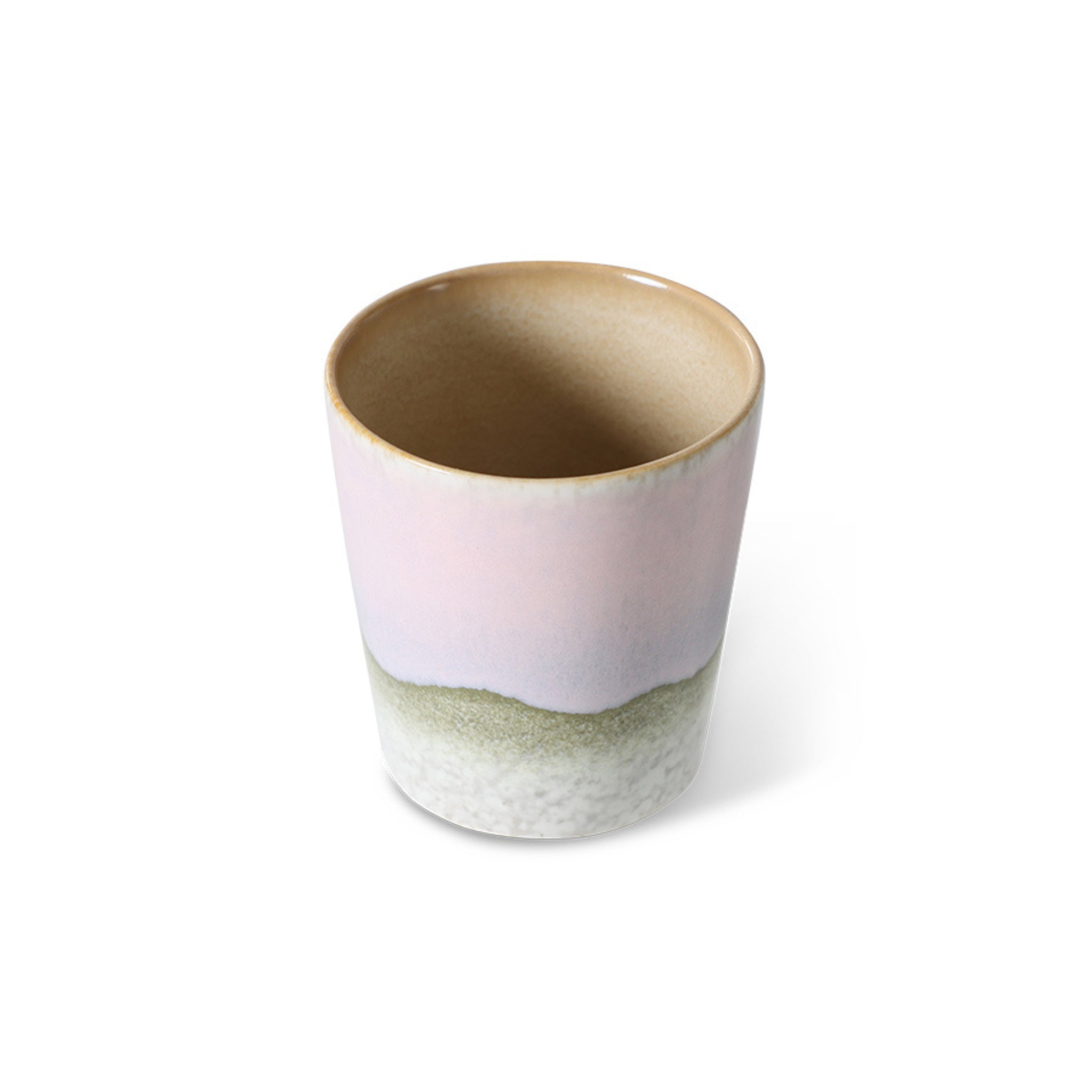 De HK Living 70s Ceramics Koffiekop Bramble heeft een gladde, matte afwerking met een zachtbruine rand, lichtroze centrum en groen-witte basis, en wordt tentoongesteld tegen een effen witte achtergrond.