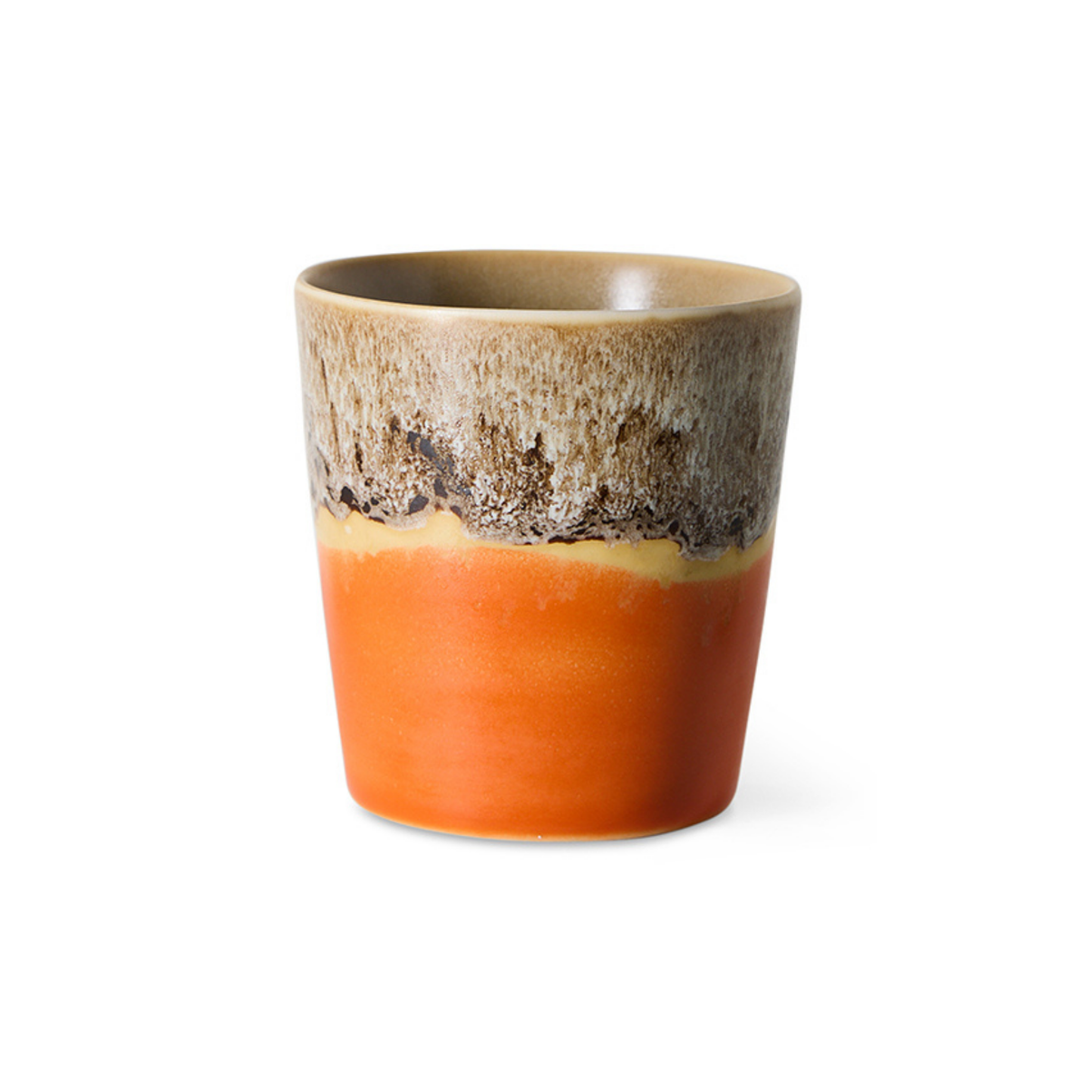 HK Living 70s Ceramics Koffiekop Fierce met fel oranje glazuur en een zandkleurige bovenrand, vooraanzicht op een witte achtergrond