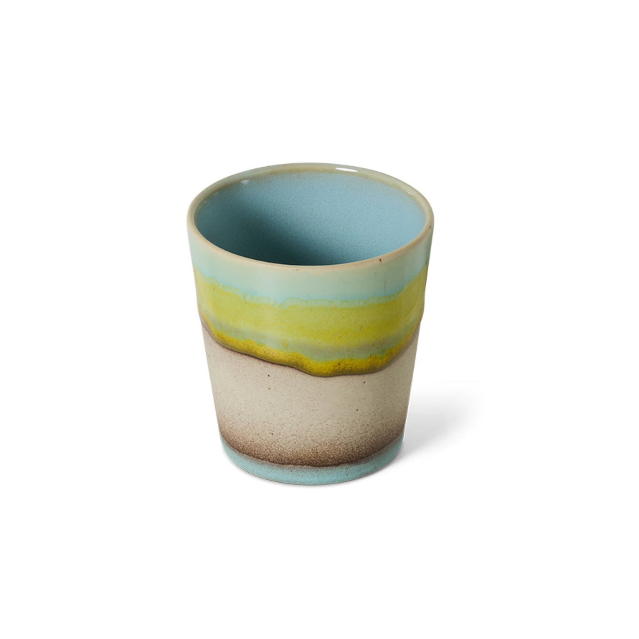 De HK Living 70s Ceramics Koffiekop Glint is een handgemaakte, greeploze beker met een matte afwerking en een gelaagd blauw, geel en beige landschapsontwerp, afgebeeld tegen een effen witte achtergrond.