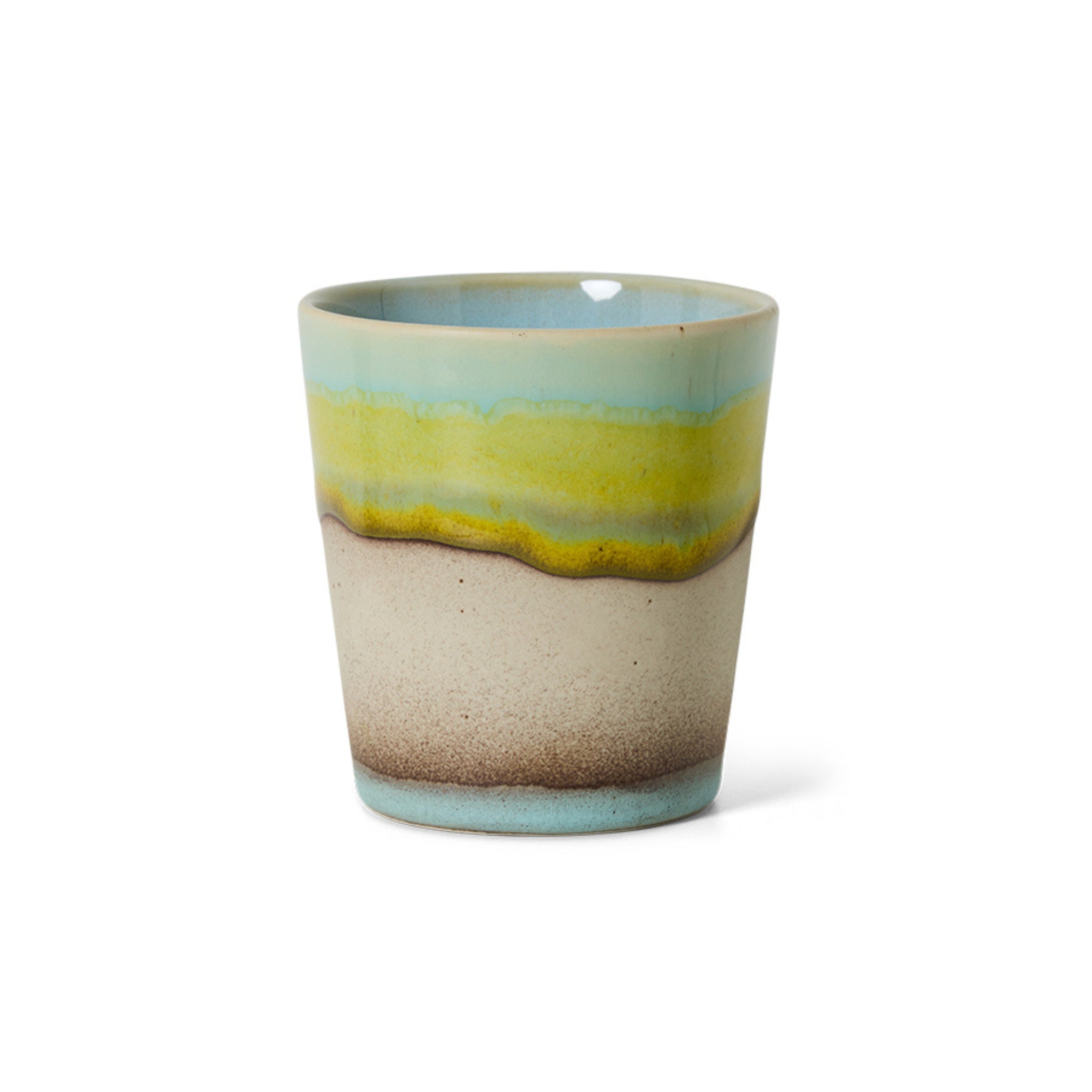 De HK Living 70s Ceramics Koffiekop Glint is een handgemaakte keramische koffiekop met matte afwerking, in lichtblauw, geelgroen en beige met bruine spikkels uit de HK Living 70s Ceramics collectie.
