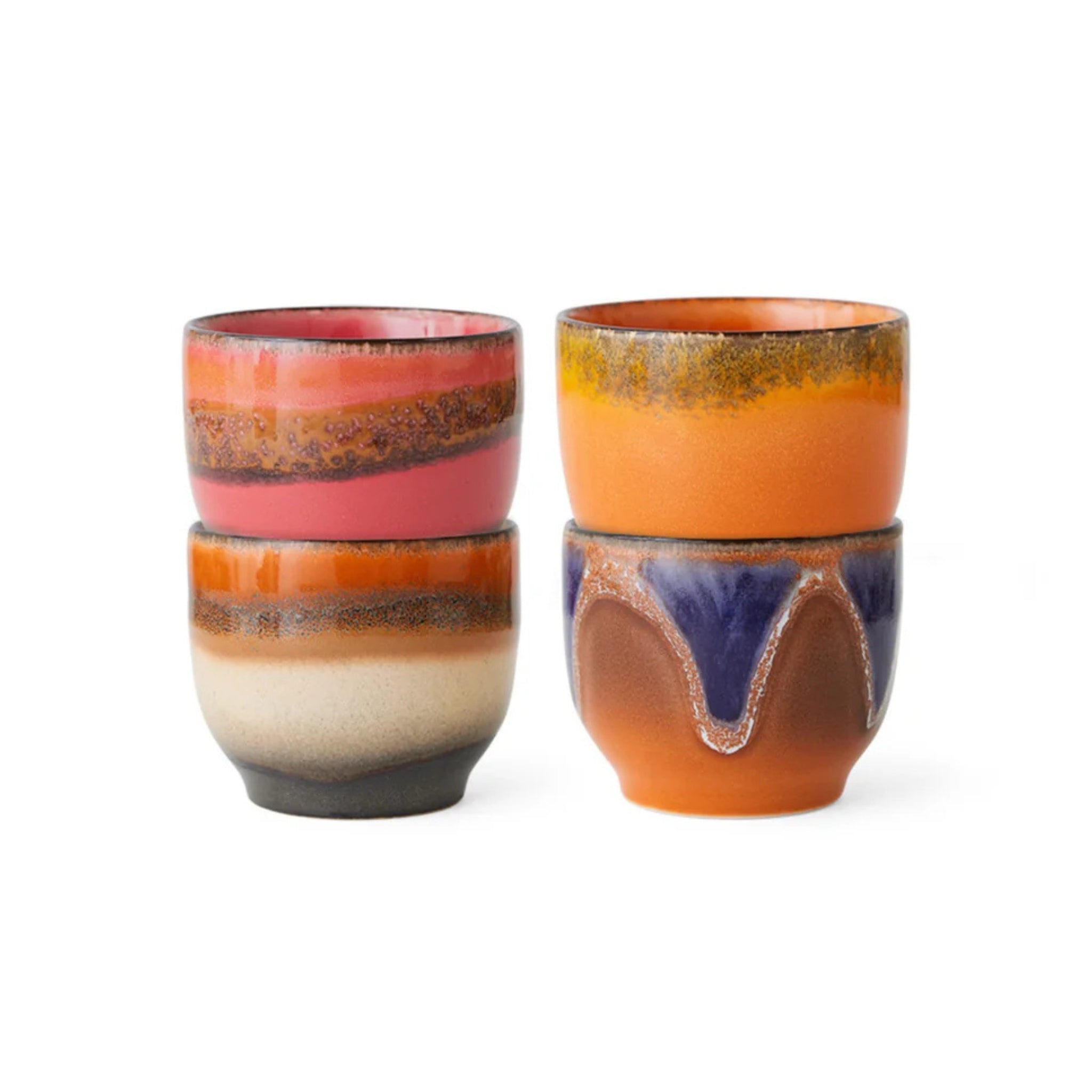 Twee sets HK Living 70s Ceramics Koffiekop Java-kopjes, elk met een rustieke handgemaakte uitstraling - het ene paar in roze, bruine en crèmekleurige tinten, het andere met oranje en blauw glazuur - tegen een witte achtergrond.