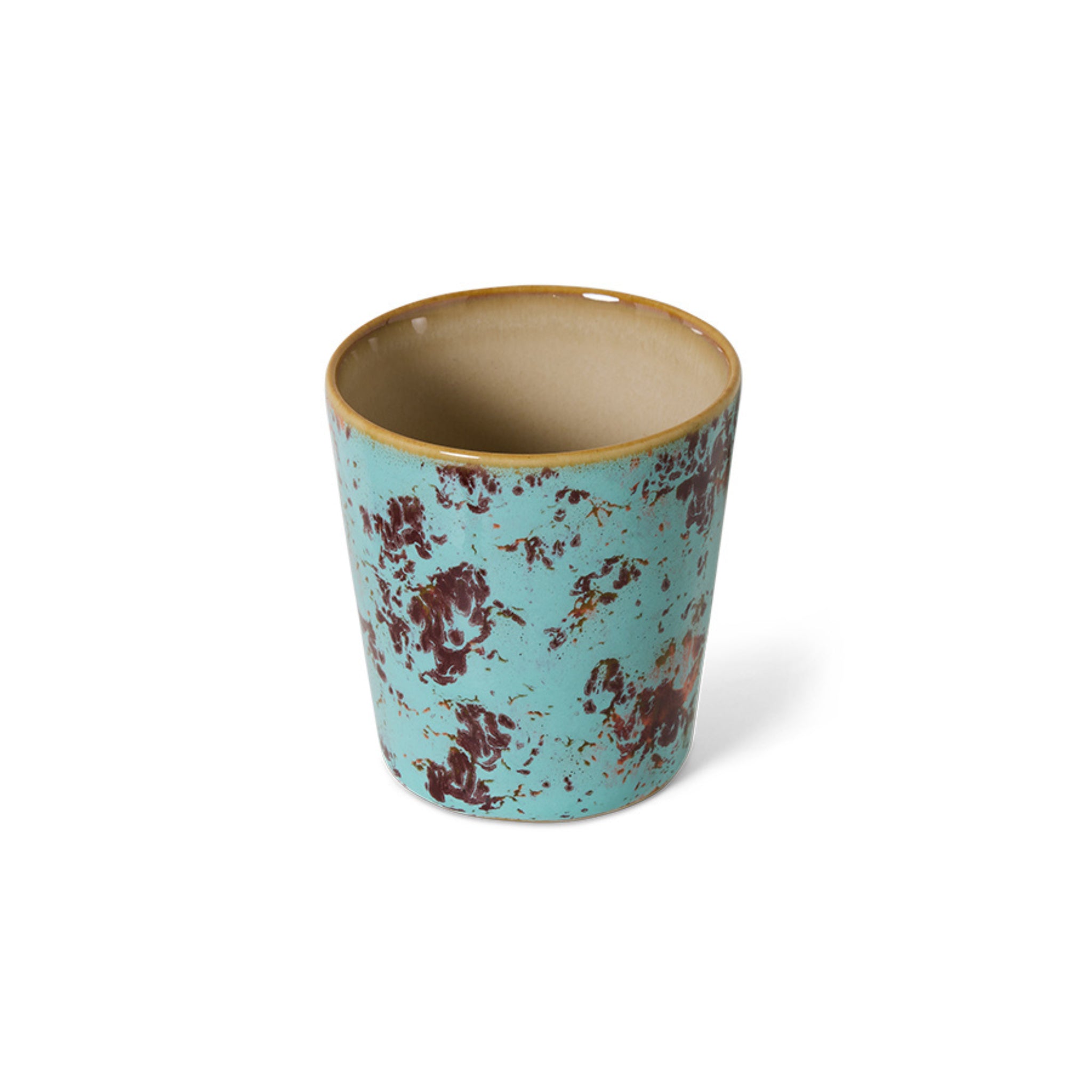 De HK Living 70s Ceramics Koffiekop Patina is een keramische beker met een glanzende turquoise patina met bruine spikkels en een gladde beige binnenkant, afgebeeld op een witte achtergrond.