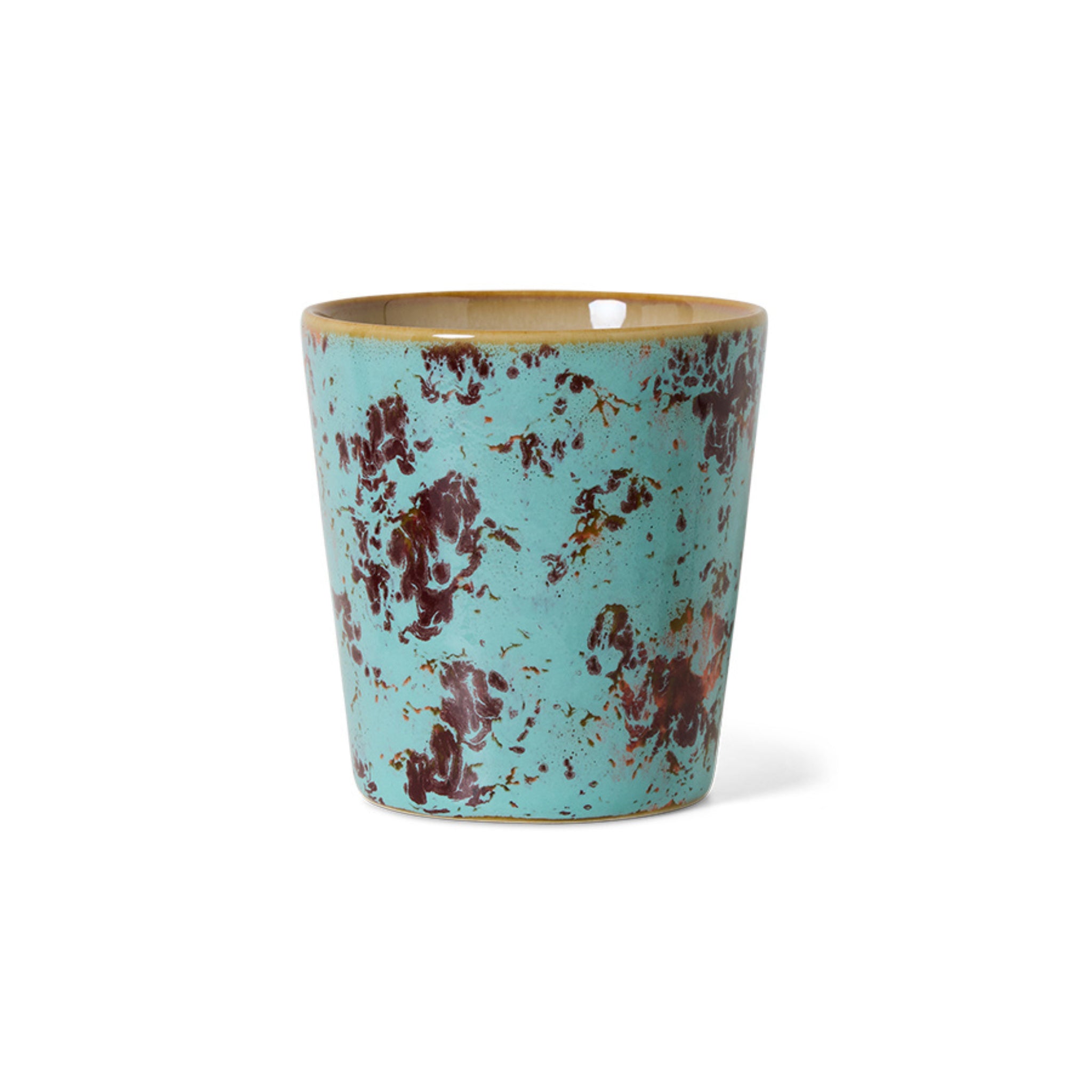 De HK Living 70s Ceramics Koffiekop Patina beker heeft een licht taps toelopende vorm van keramiek met een turquoise glazuur en bruin en roodachtig gevlekte vlekken, die de retrostijl uitstralen, afgebeeld tegen een effen witte achtergrond.