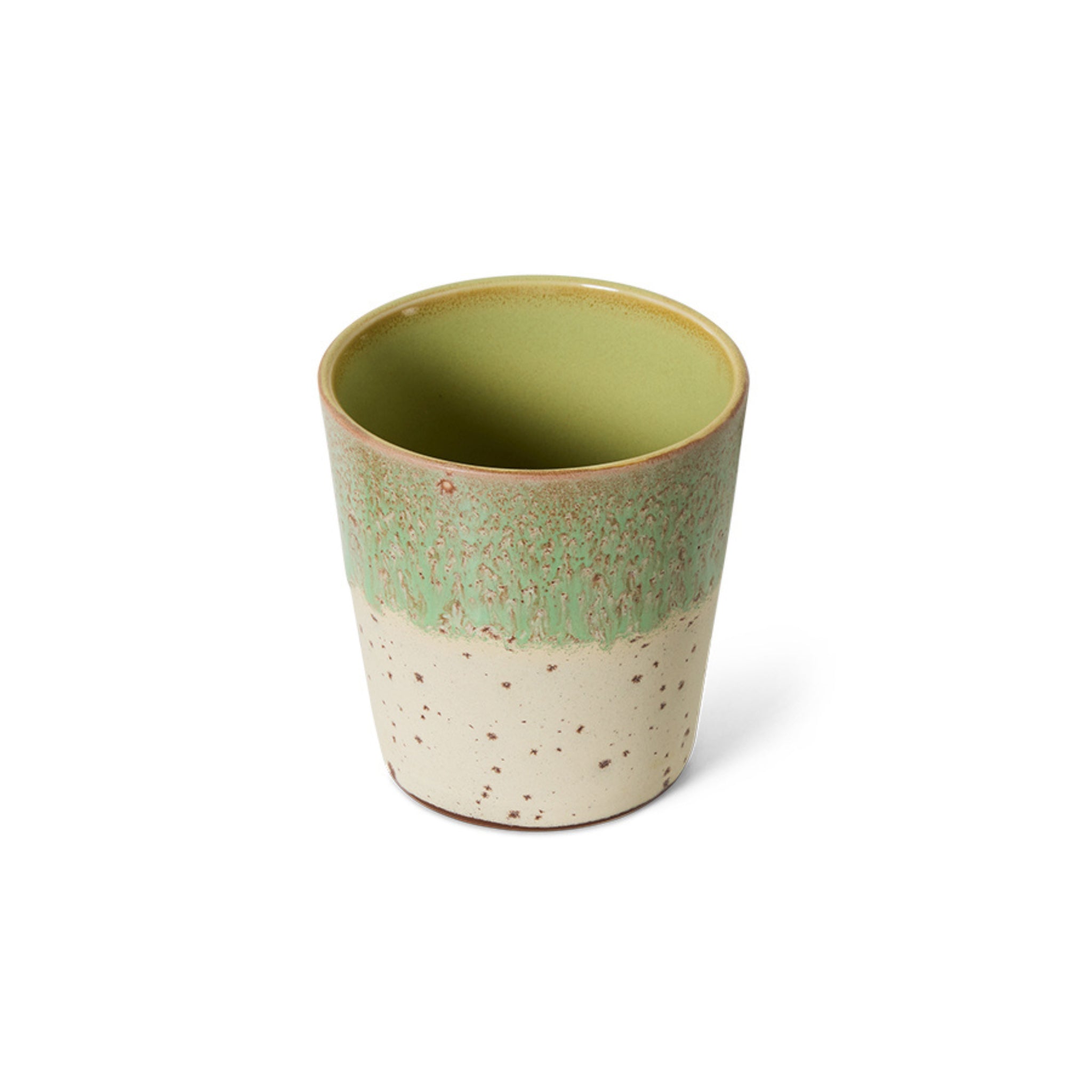 De HK Living 70s Ceramics Koffiekop Slush heeft een gespikkelde beige onderste helft en een gladde groen geglazuurde bovenste helft, tegen een effen witte achtergrond.