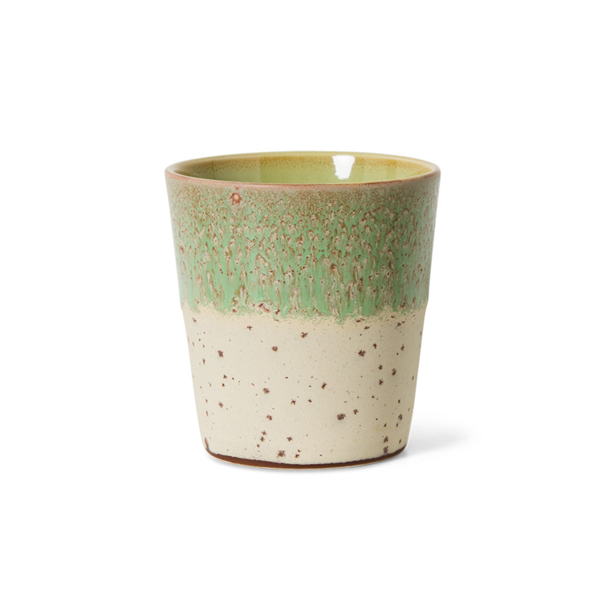 De HK Living 70s Ceramics Koffiekop Slush heeft een rechthoekig ontwerp met een gespikkelde beige onderste helft, groen geglazuurde bovenste helft en een kleurrijke glazuurafwerking voor een soepele overgang tussen de twee kleuren.