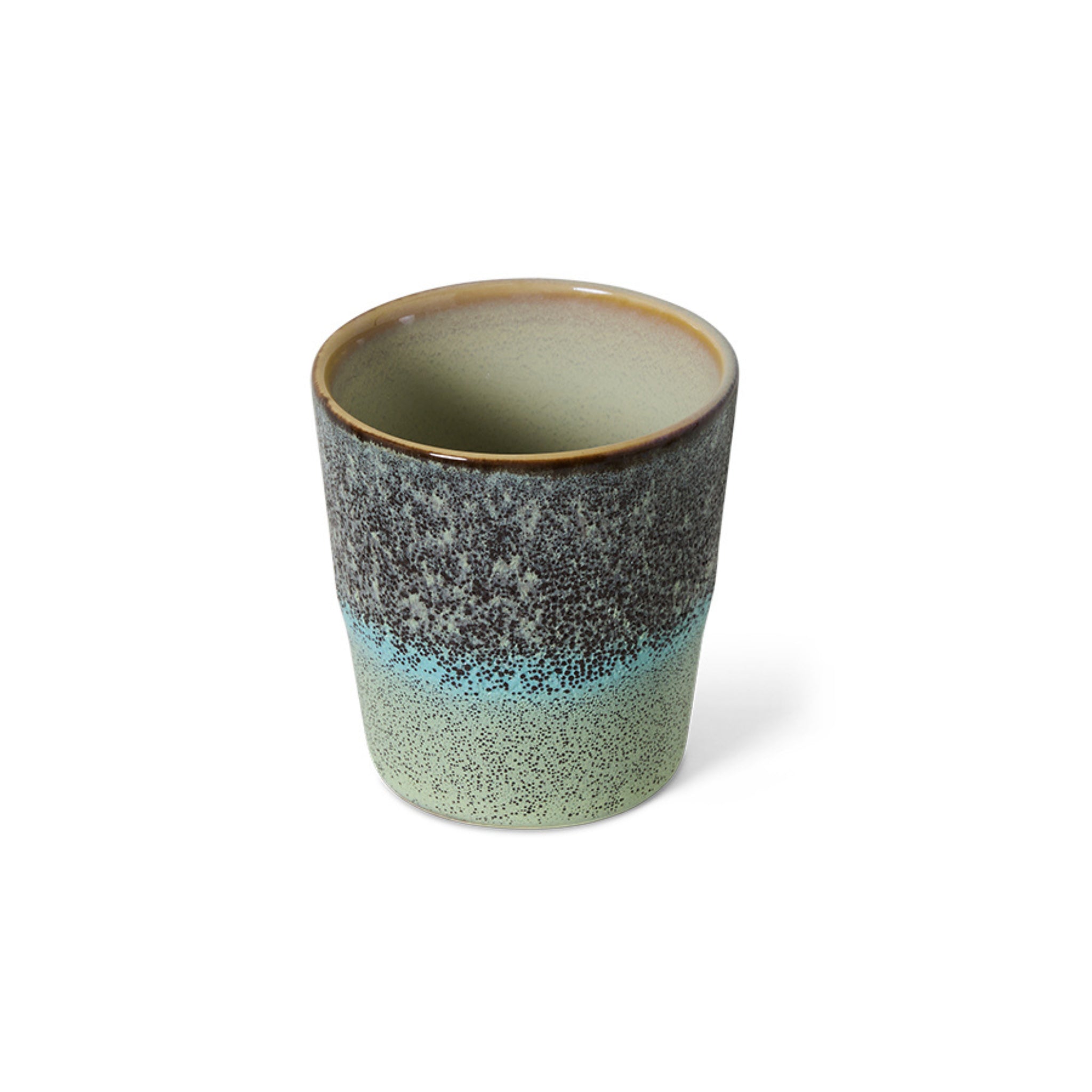 De HK Living 70s Ceramics Koffiekop Thicket is een handgemaakte mok van keramiek met een gespikkeld ontwerp, met een donkerbruine bovenkant, blauwe band in het midden en lichtgroene onderkant op een witte achtergrond.