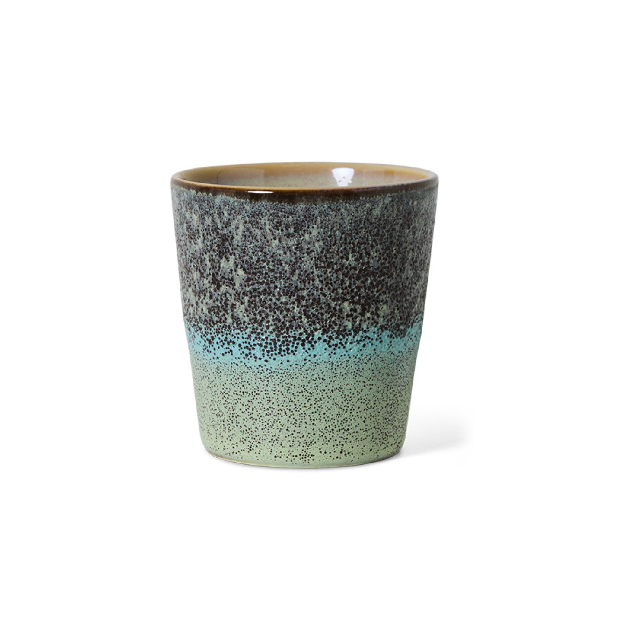 De HK Living 70s Ceramics Koffiekop Thicket is een keramische koffiekop met een gespikkeld glazuur en een verloop van donkerbruin naar turquoise blauw en lichtgroen, geïnspireerd op de iconische 70s Ceramics collectie van HK Living, afgebeeld op een witte achtergrond.