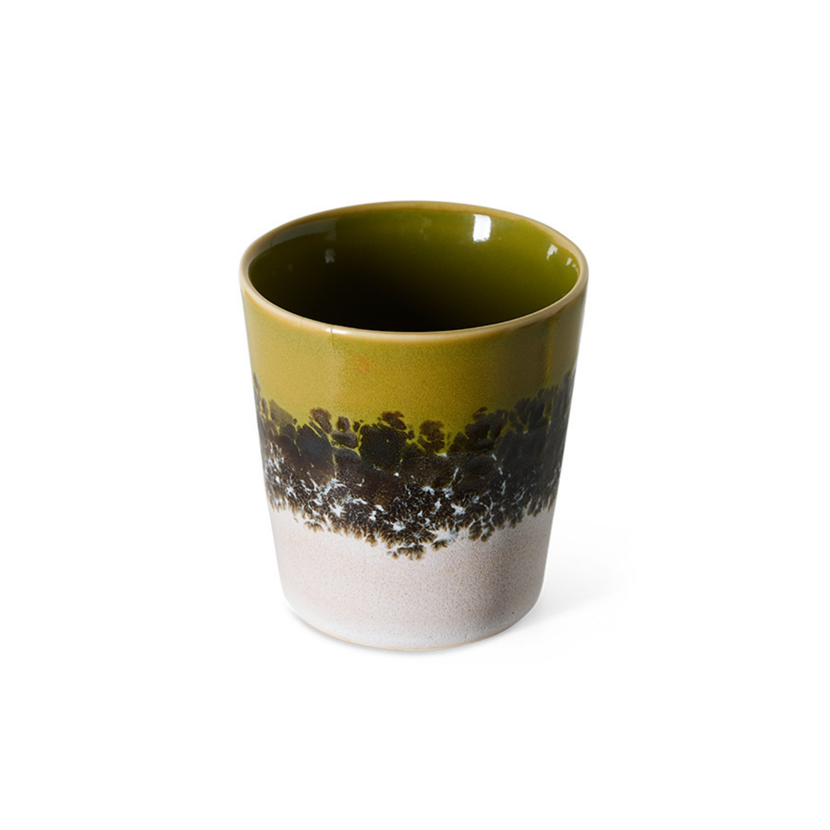 HK Living 70s Ceramics Koffiekop Truffle van schuin boven, met zicht op de olijfgroene binnenkant, op een witte achtergrond