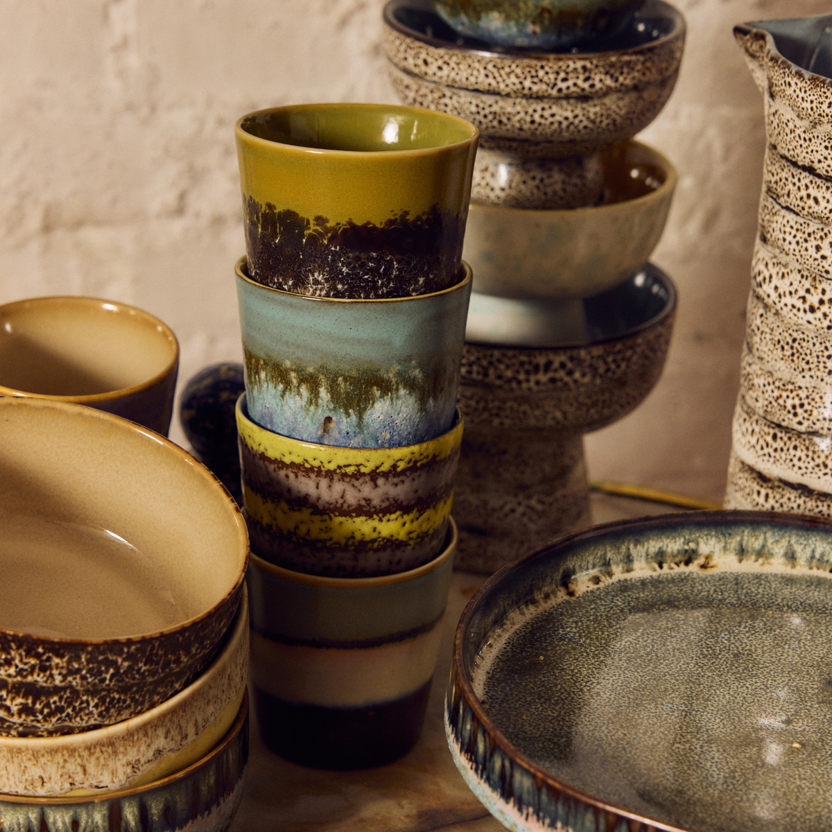 Stapel HK Living 70s Ceramics Koffiekoppen Truffle, Agave, Layers en Gelato tussen gespikkeld servies