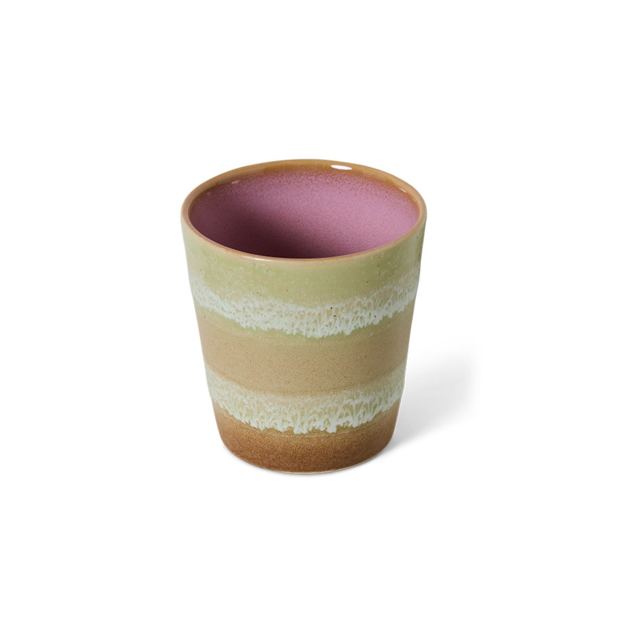 De HK Living 70s Ceramics Koffiekop Umber heeft een glanzende bruine, crème en beige buitenkant met een matte roze binnenkant, die de handgemaakte stijl weerspiegelt. Deze gladde, licht taps toelopende beker van HK Living staat op een witte achtergrond.
