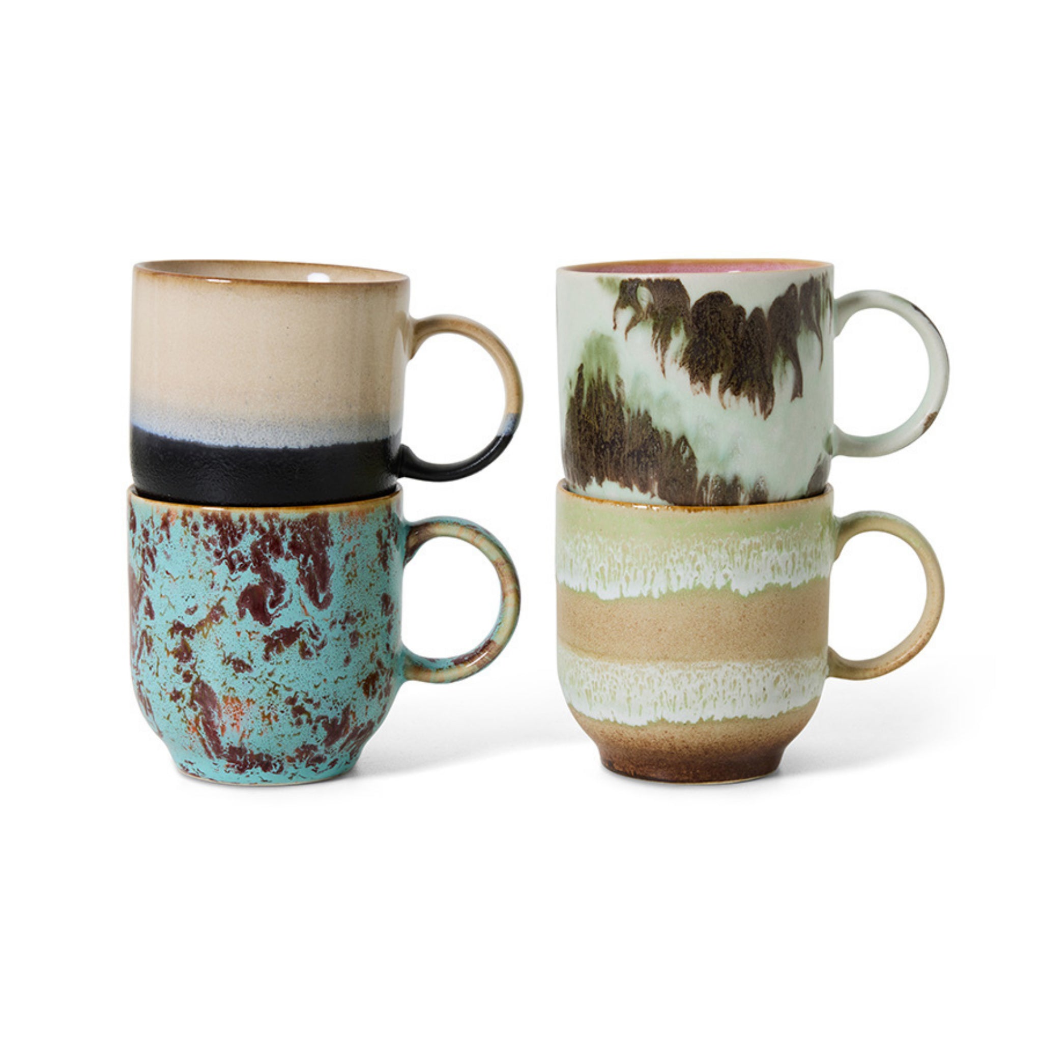 De HK Living 70s Ceramics Koffiemok Abstract 4 st. set bestaat uit vier handgemaakte mokken in aardetinten met unieke gevlekte patronen, elk met een prachtig gestructureerde afwerking.