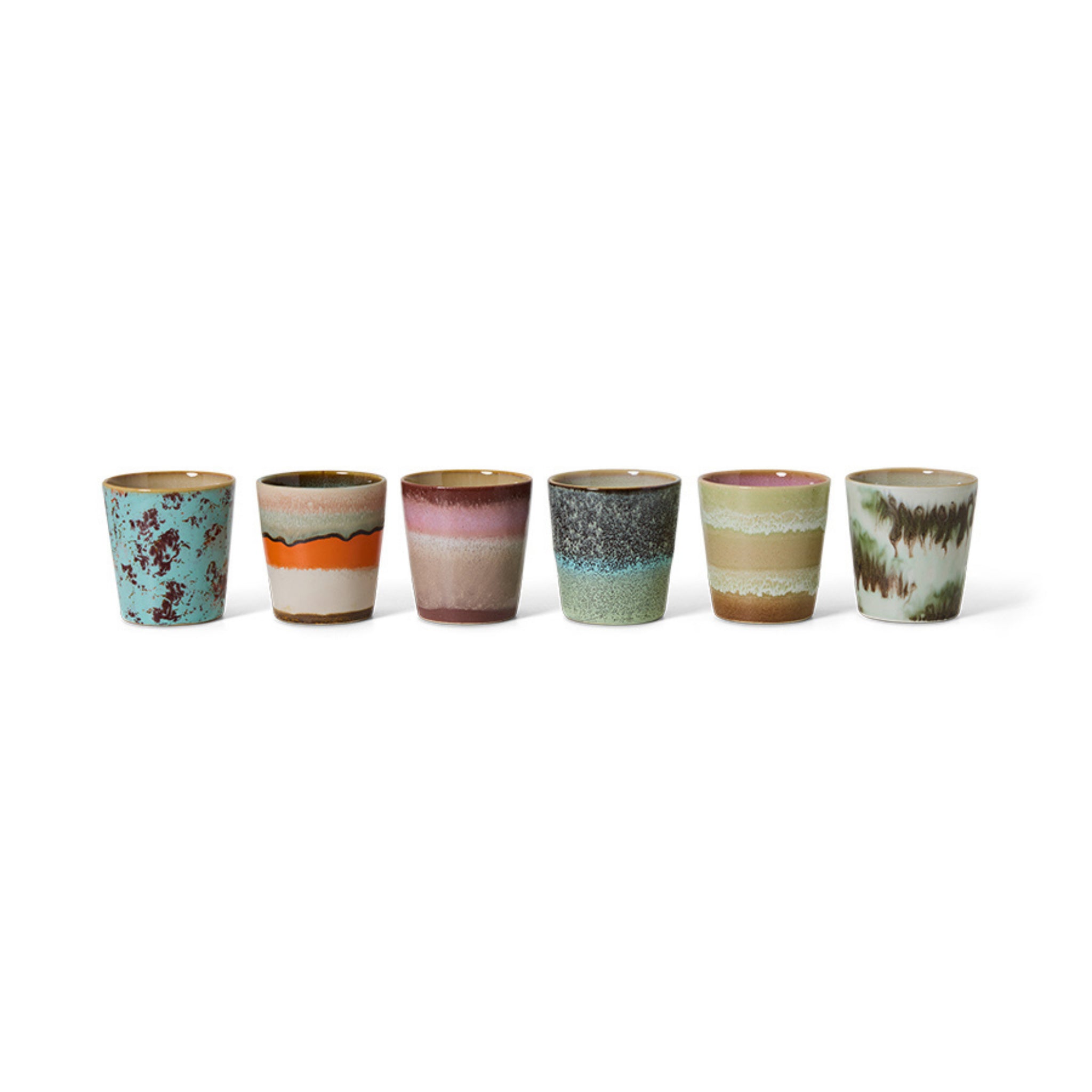 De HK Living 70s Ceramics Koffiemok Surreal 6 st. set bevat zes kleine keramische mokken met unieke patronen en kleuren, geïnspireerd op het speelse karakter van de jaren 70 en ontworpen door HK Living.