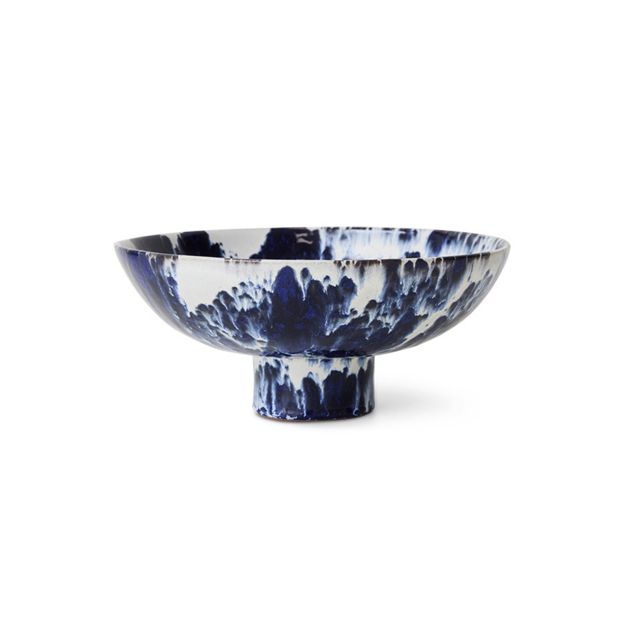 De HK Living 70s Ceramics Kom op Voet Indigo is een brede, ondiepe schaal van keramiek met een korte voet, voorzien van een blauw en wit gemarmerd patroon - een opvallend decoratief stuk van HK Living tegen een effen witte achtergrond.