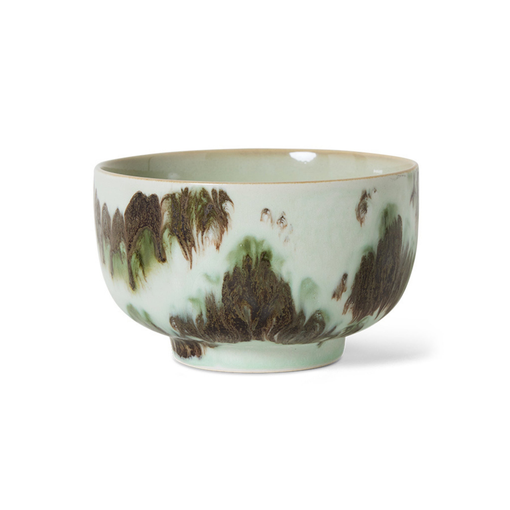 De HK Living 70s Ceramics Noodle Kom Tide D13 heeft een lichtgroen glazuur met bruine, getextureerde abstracte patronen, een gladde, ronde vorm en een korte, iets uitlopende voet die de kenmerkende jaren 70 stijl van het merk weerspiegelt.