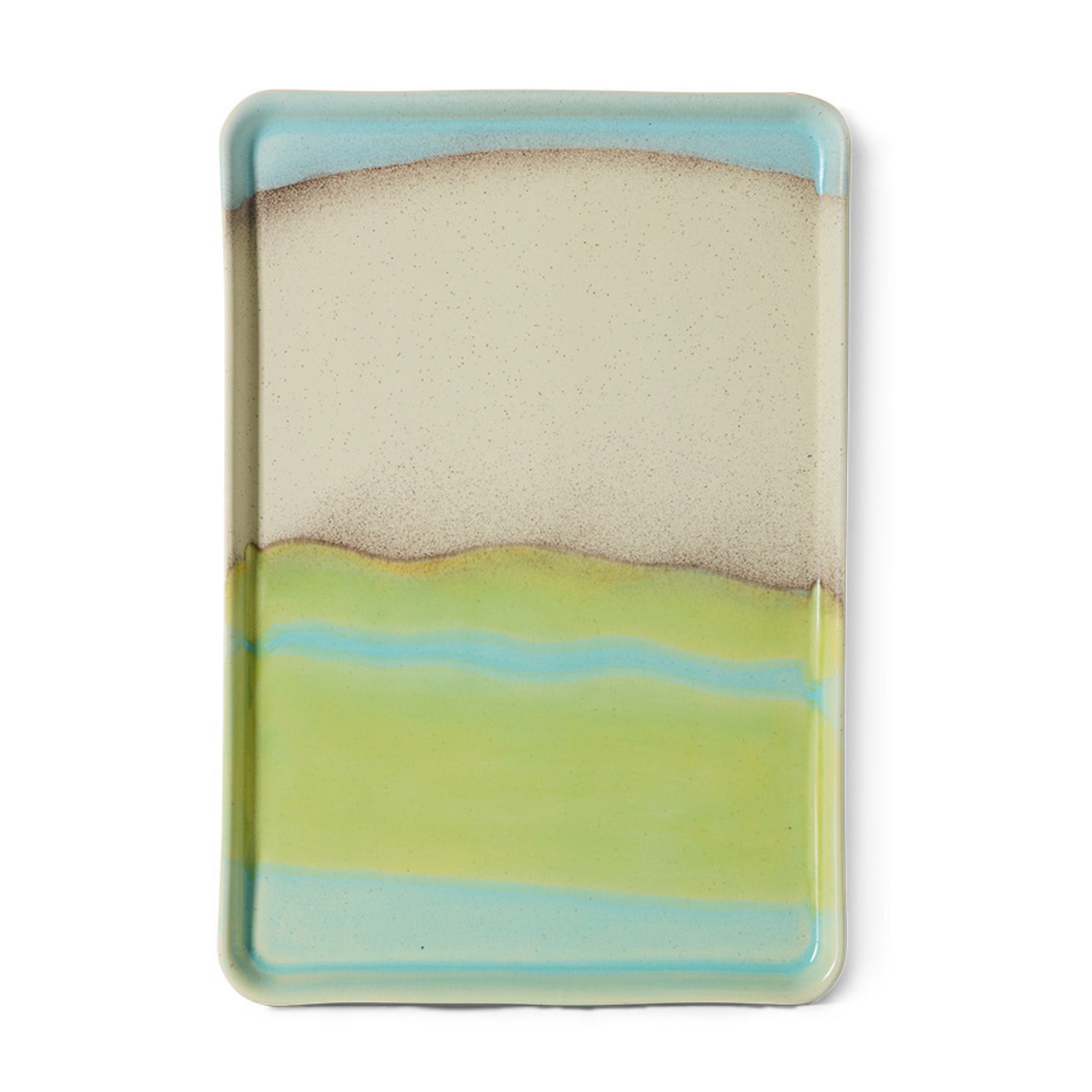De HK Living 70s Ceramics Schaal Glint L is een rechthoekig dienblad van keramiek met afgeronde hoeken, met een beige, bruin, groen en blauw kleurverloop dat doet denken aan een abstract landschap.