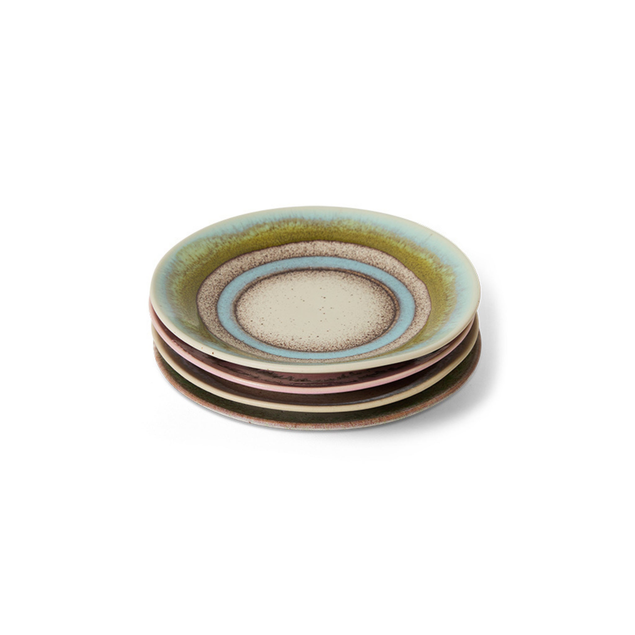 Een stapeltje van vier HK Living 70s Ceramics Schotel Koffiekop Doodle D11, met een gespikkeld patroon met aardgroene, bruine en blauwe tinten rond de rand, tegen een witte achtergrond.